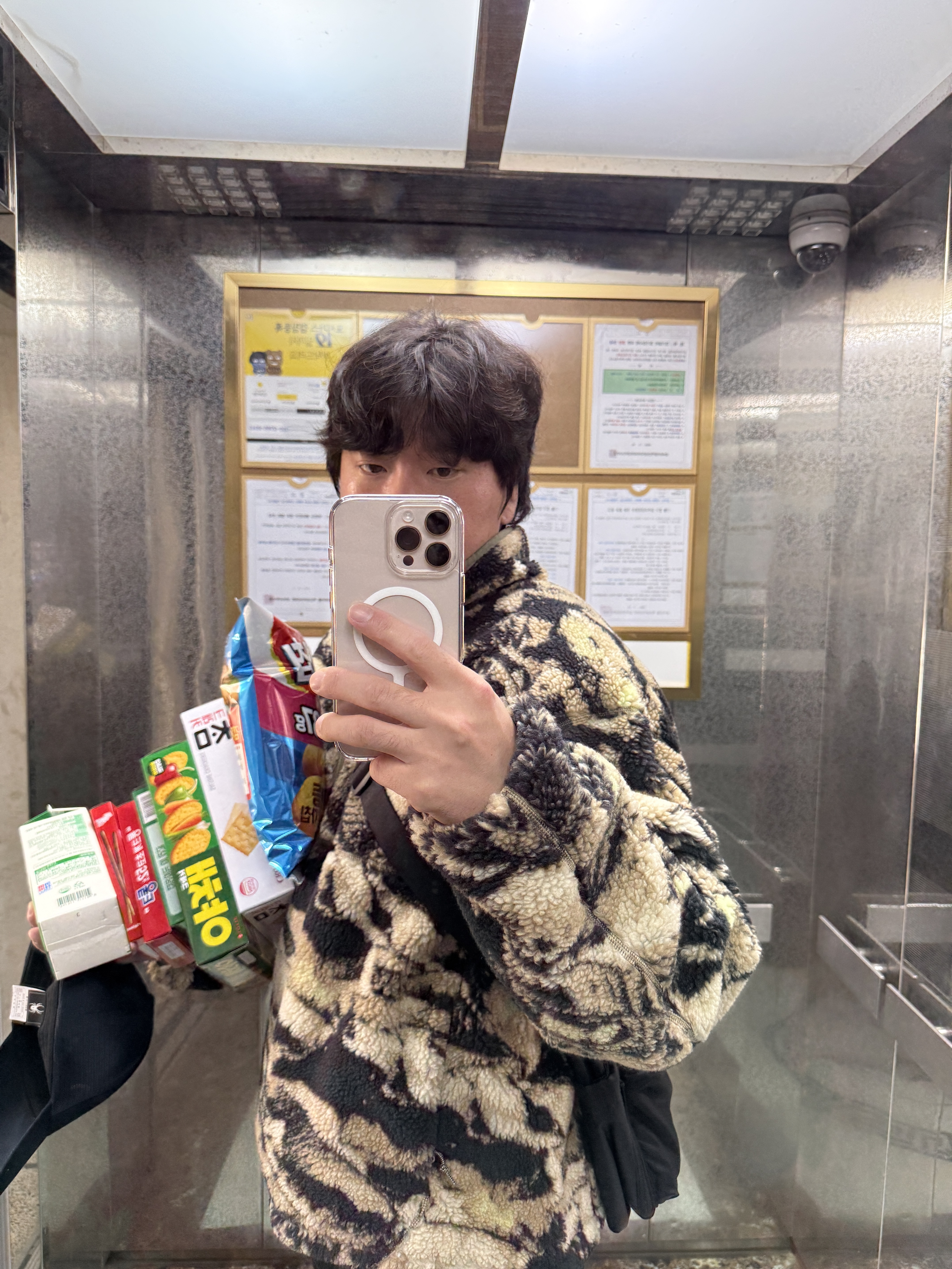 Nike ACG Canwell Glacier Therma-Fit ADV Windproof Hooded Jacket Parachute Beige Medium Olive - US/EU, Uniqlo Multi Pocket Shoulder Bag Black 착용 스타일