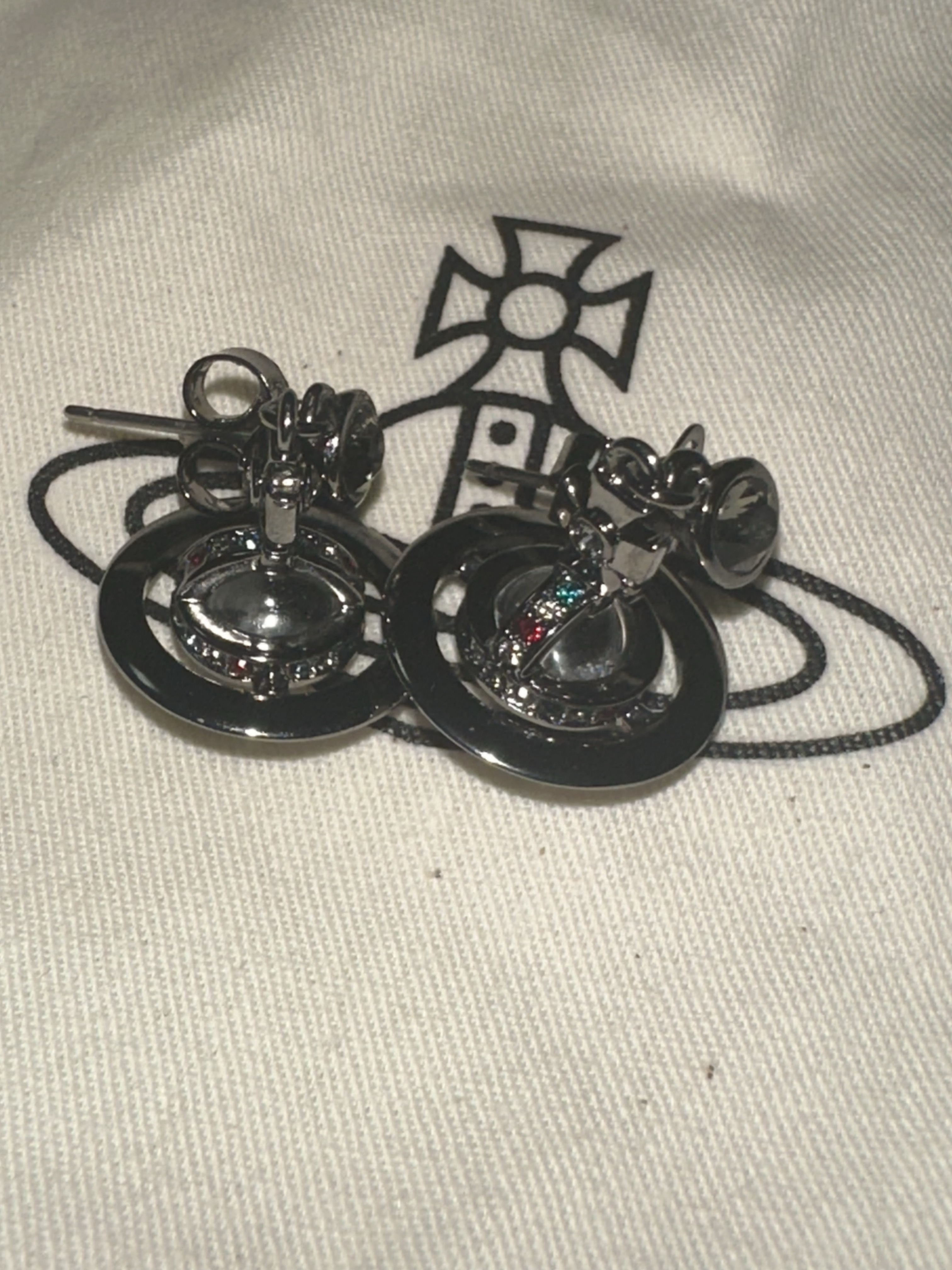 (W) Vivienne Westwood New Petite Orb Earrings Silver 착용 스타일 - 2