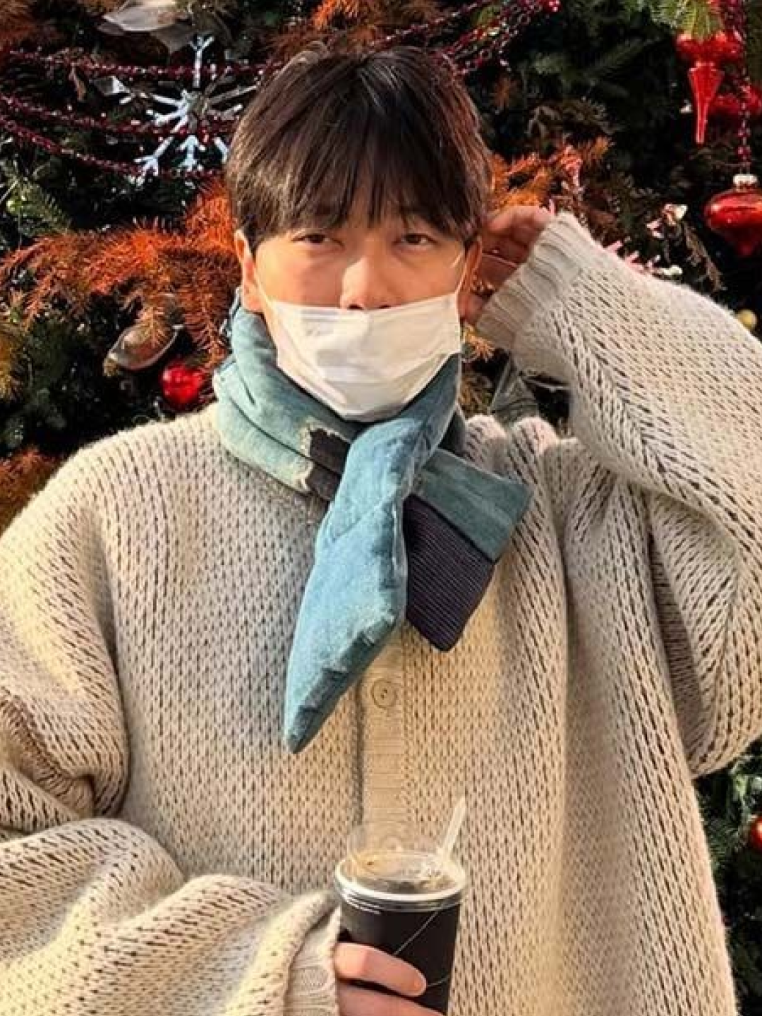 Burberry Classic Check Cashmere Muffler Navy, Acne Studios Checked Muffler Electric Blue Beige 착용 스타일 - 4