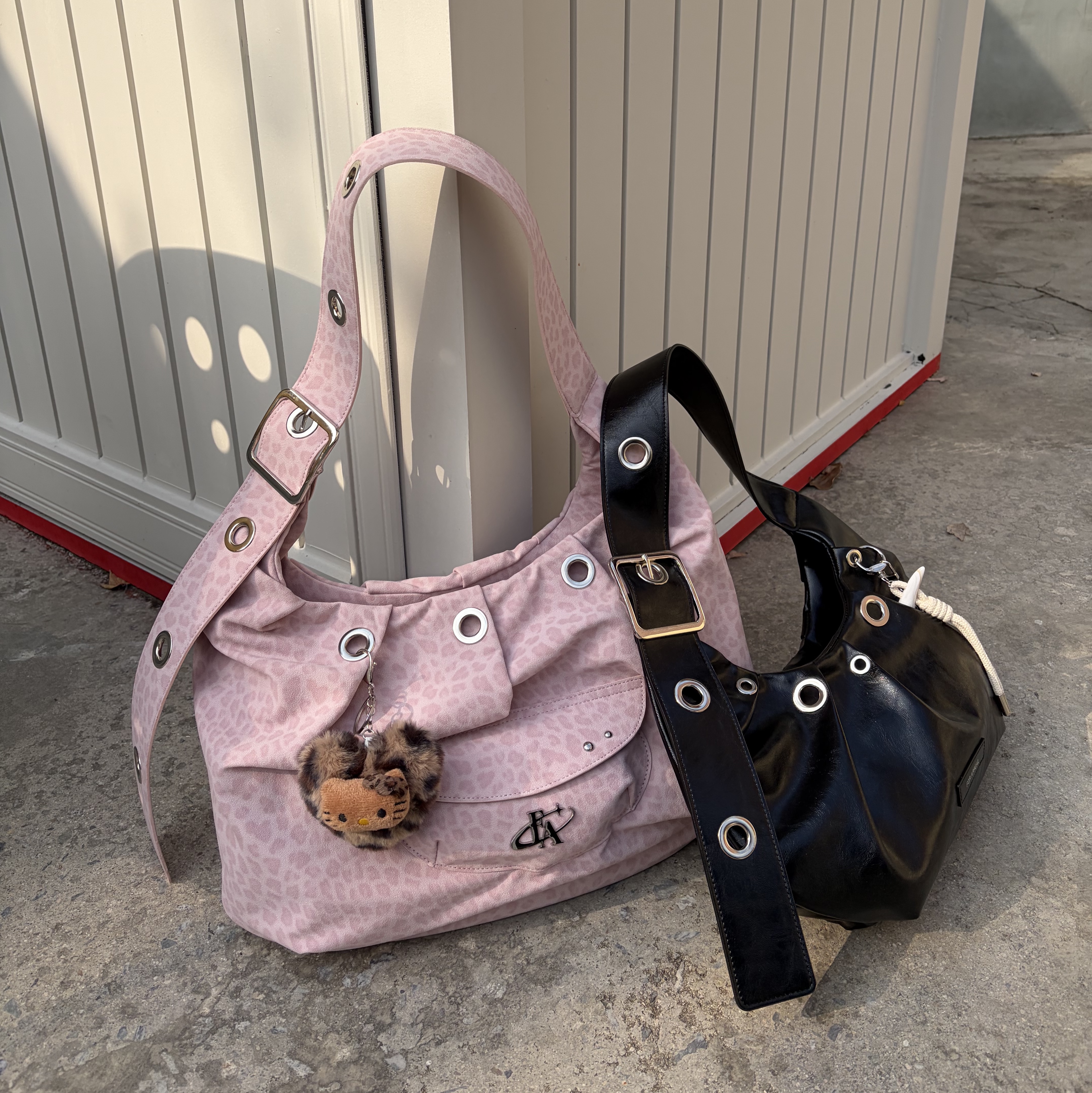 For Appeal Carry All Large Hobo Bag Leopard Pink, For Appeal Carry All Large Hobo Bag Choco Charcoal 착용 스타일 - 3