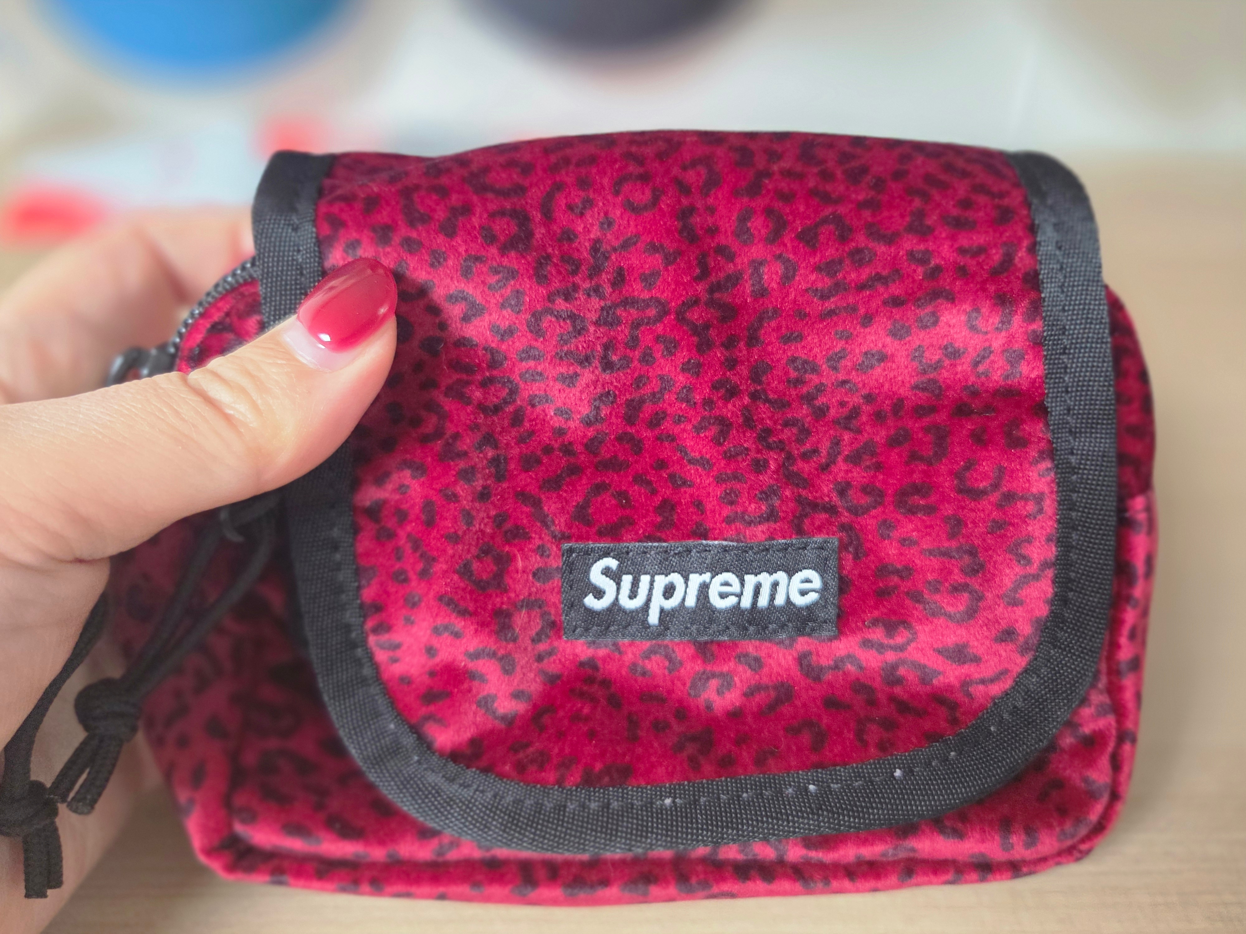 Supreme Velvet Mini Pouch Red Leopard - 25FW 착용 스타일