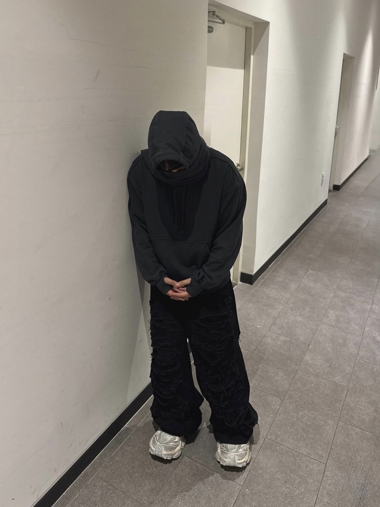 BLR Dyed Raw Edged Hoodie with Linen Muffler Black 착용 스타일