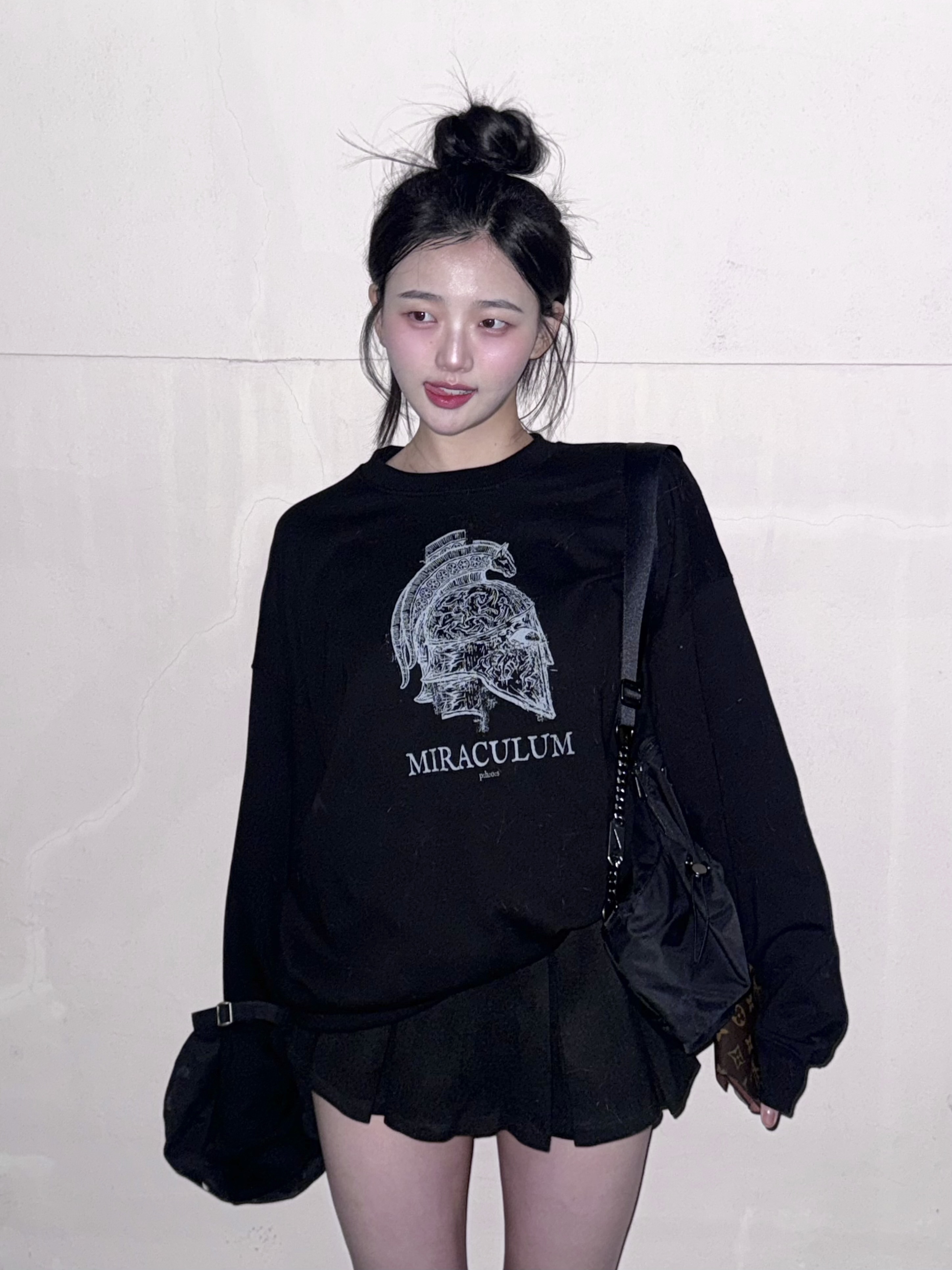 PHOS333 Miraculum Bascinet Sweatshirt Black, PHOS333 Miraculum Bascinet Sweatshirt Oatmeal 착용 스타일 - 1