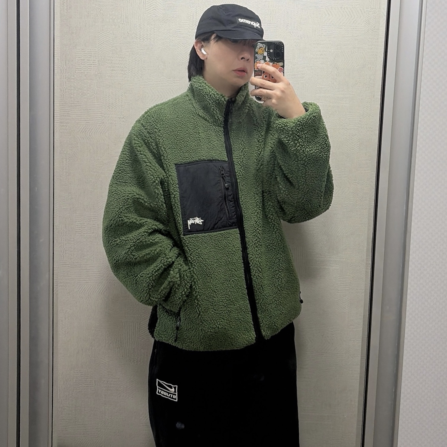 Nike x Stussy Washed Fleece Pants Black (FN5235-010), Stussy 8 Ball Sherpa Jacket Green 착용 스타일