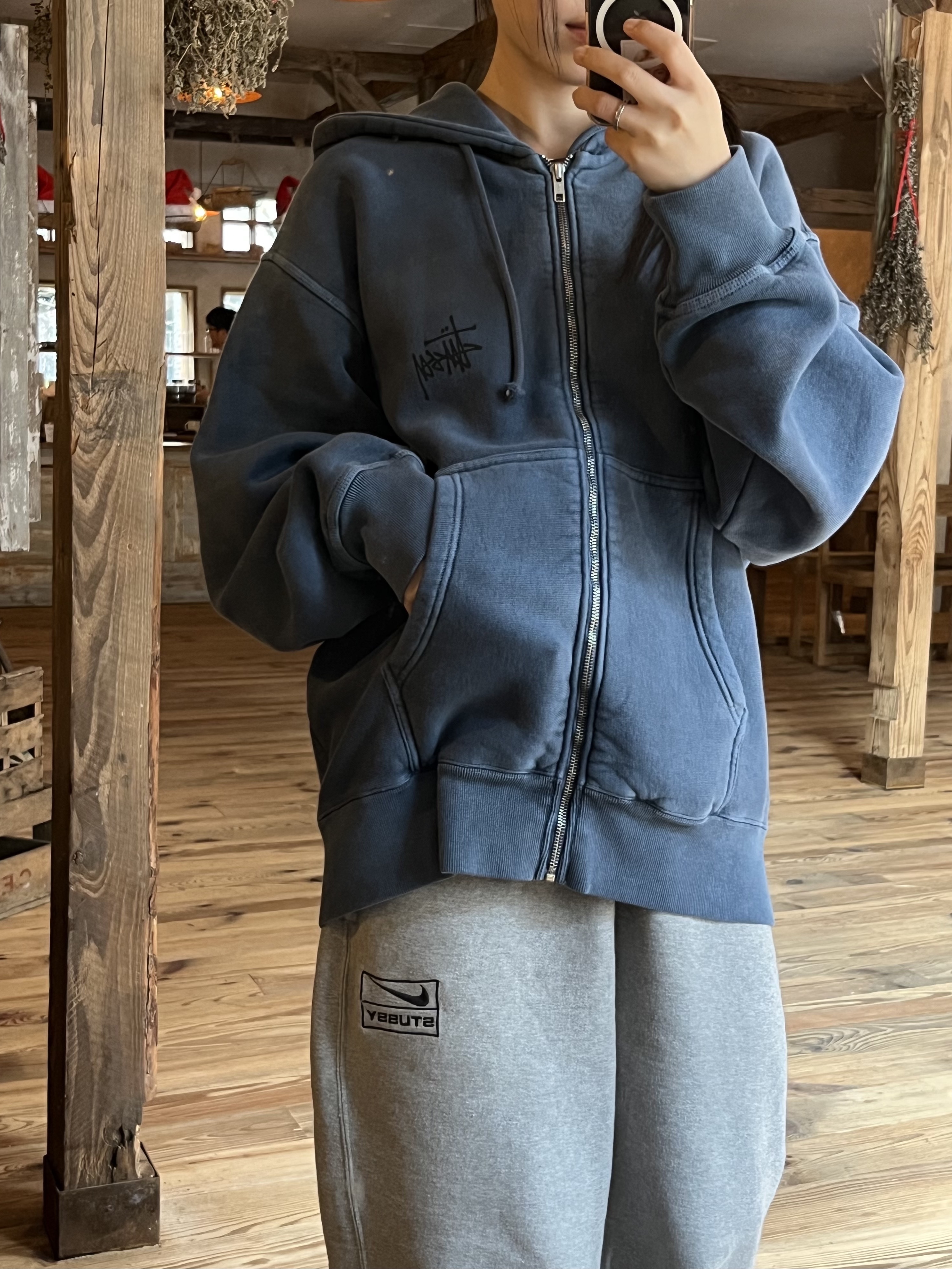 Stussy Pigment Dyed Smooth Stock Zip Hoodie Navy, Nike x Stussy Fleece Pants Grey Heather (FN5231-050) 착용 스타일 - 2