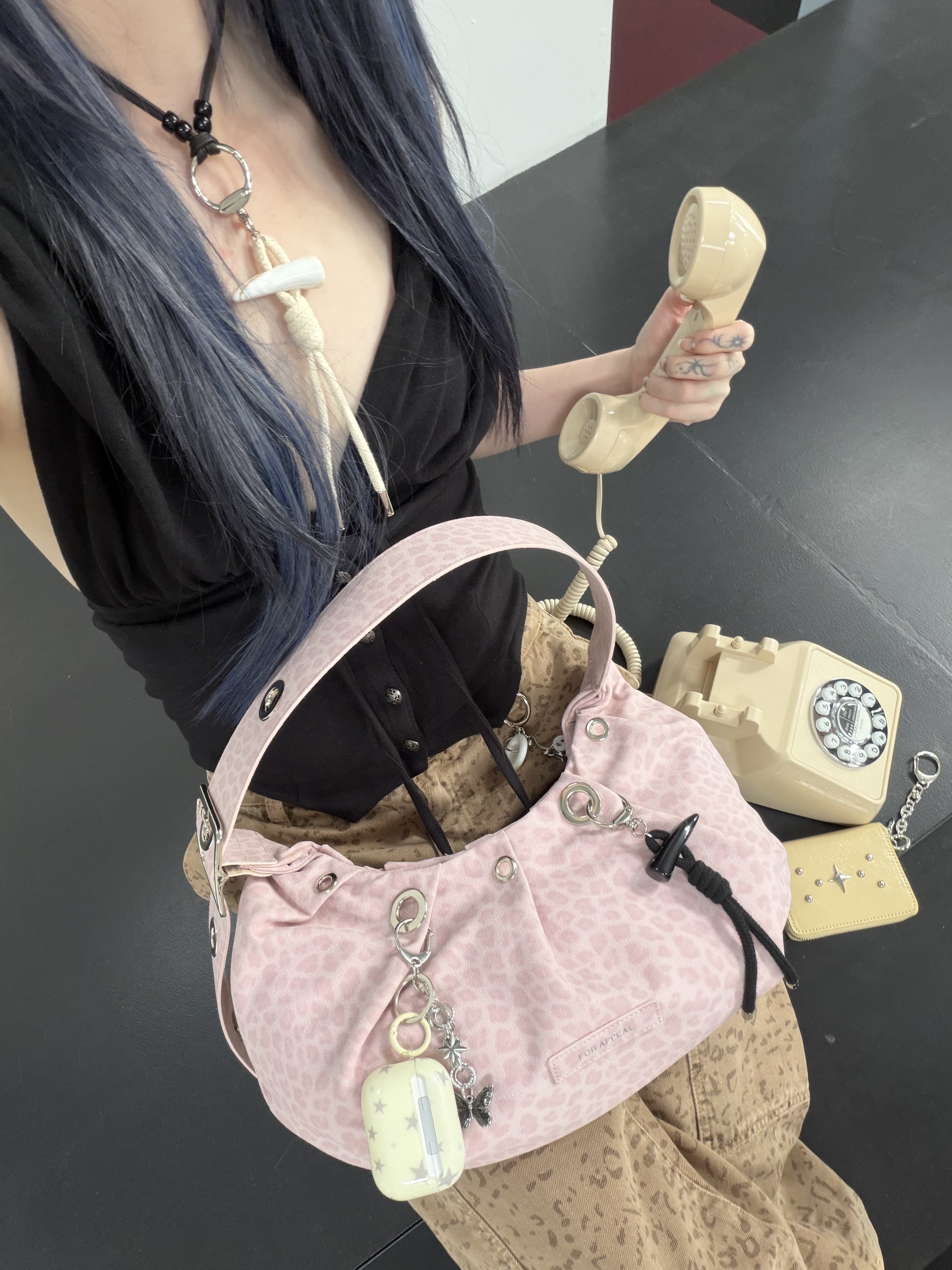 For Appeal Carry Light Hobo Bag  Leopard Pink, For Appeal Carry Light Hobo Bag  Choco Charcoal 착용 스타일 - 1