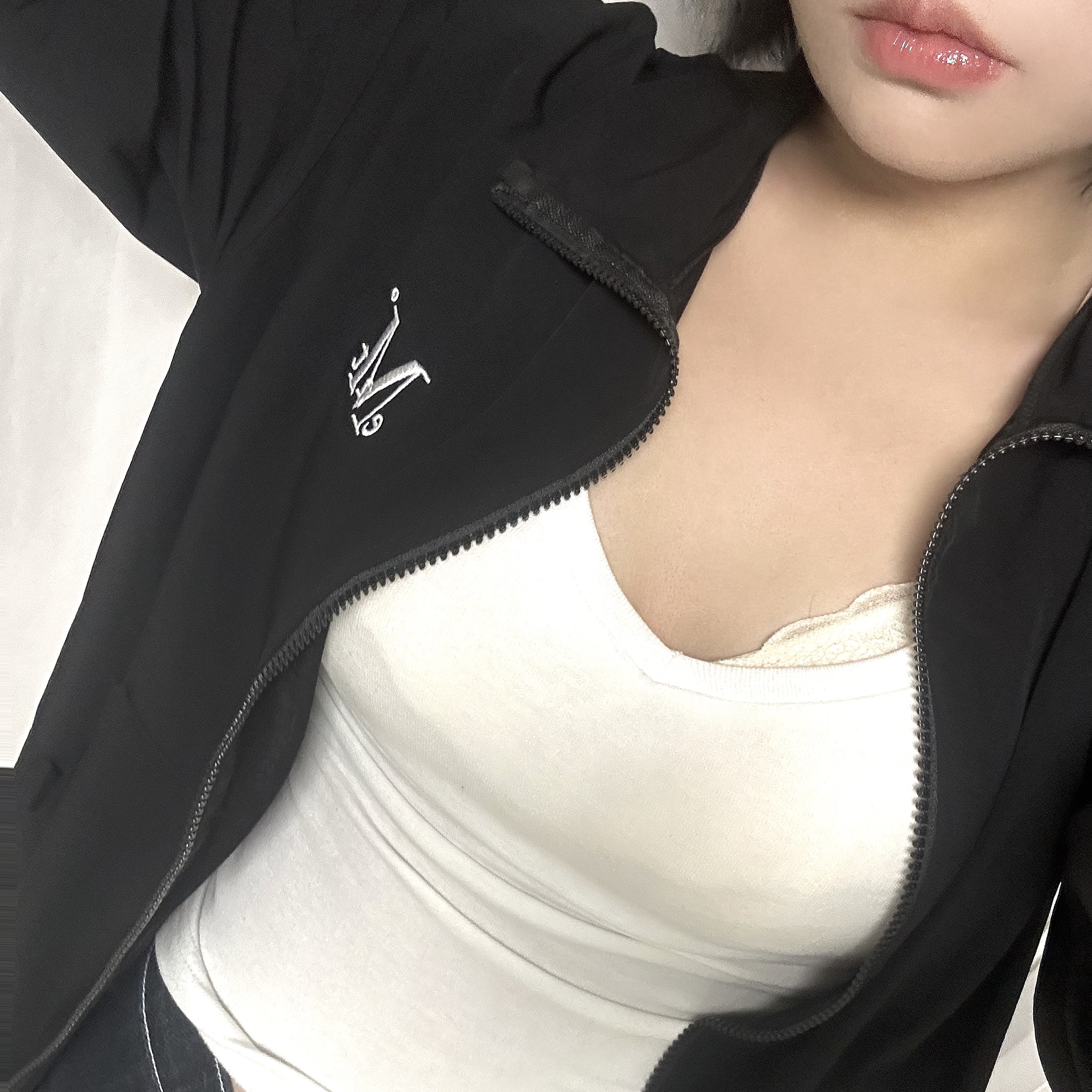 MUCENT Farrll Windbreaker Black 착용 스타일 - 2