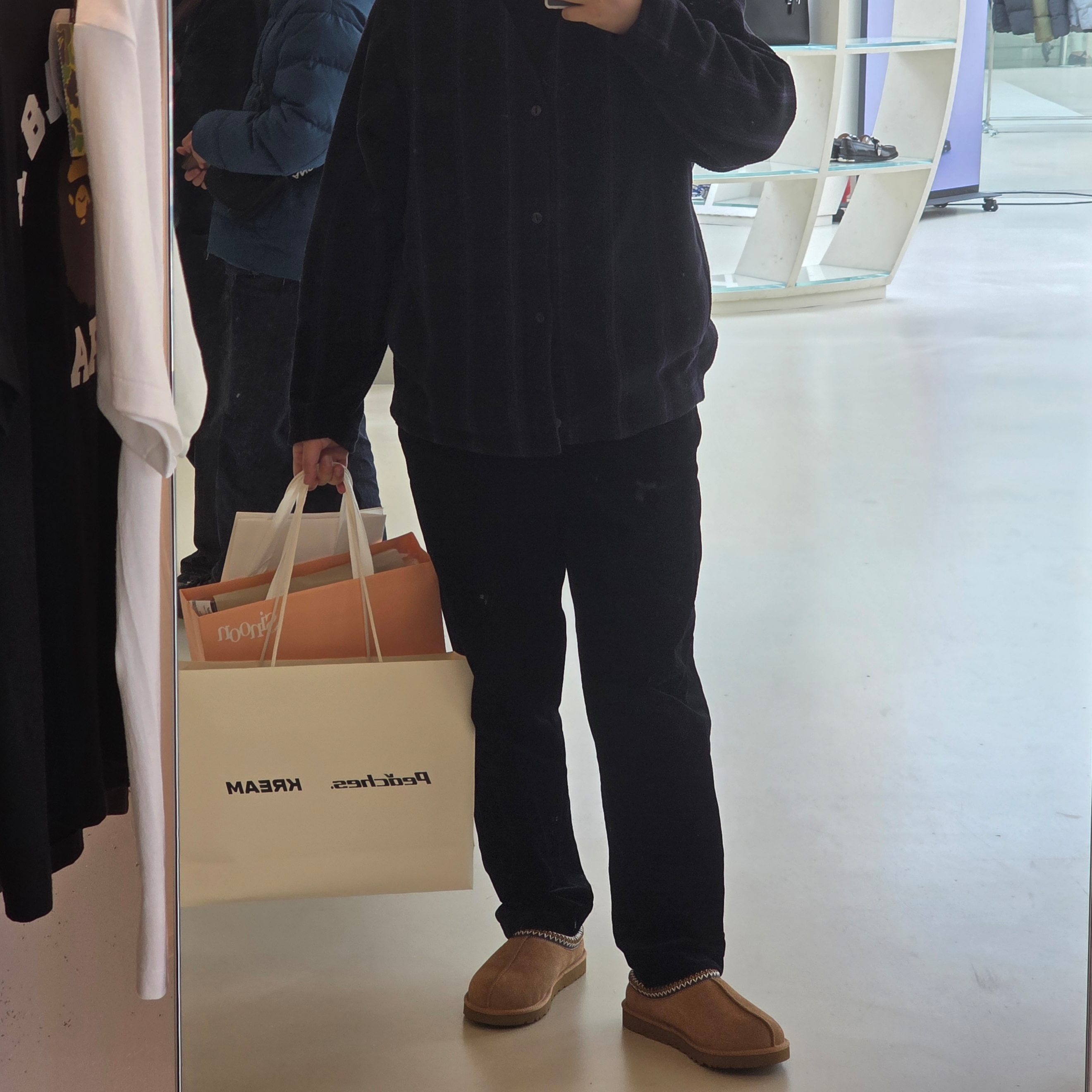 UGG Tasman Slipper Chestnut, Uniqlo x Needles Fleece Oversized Cardigan Black - JP 착용 스타일