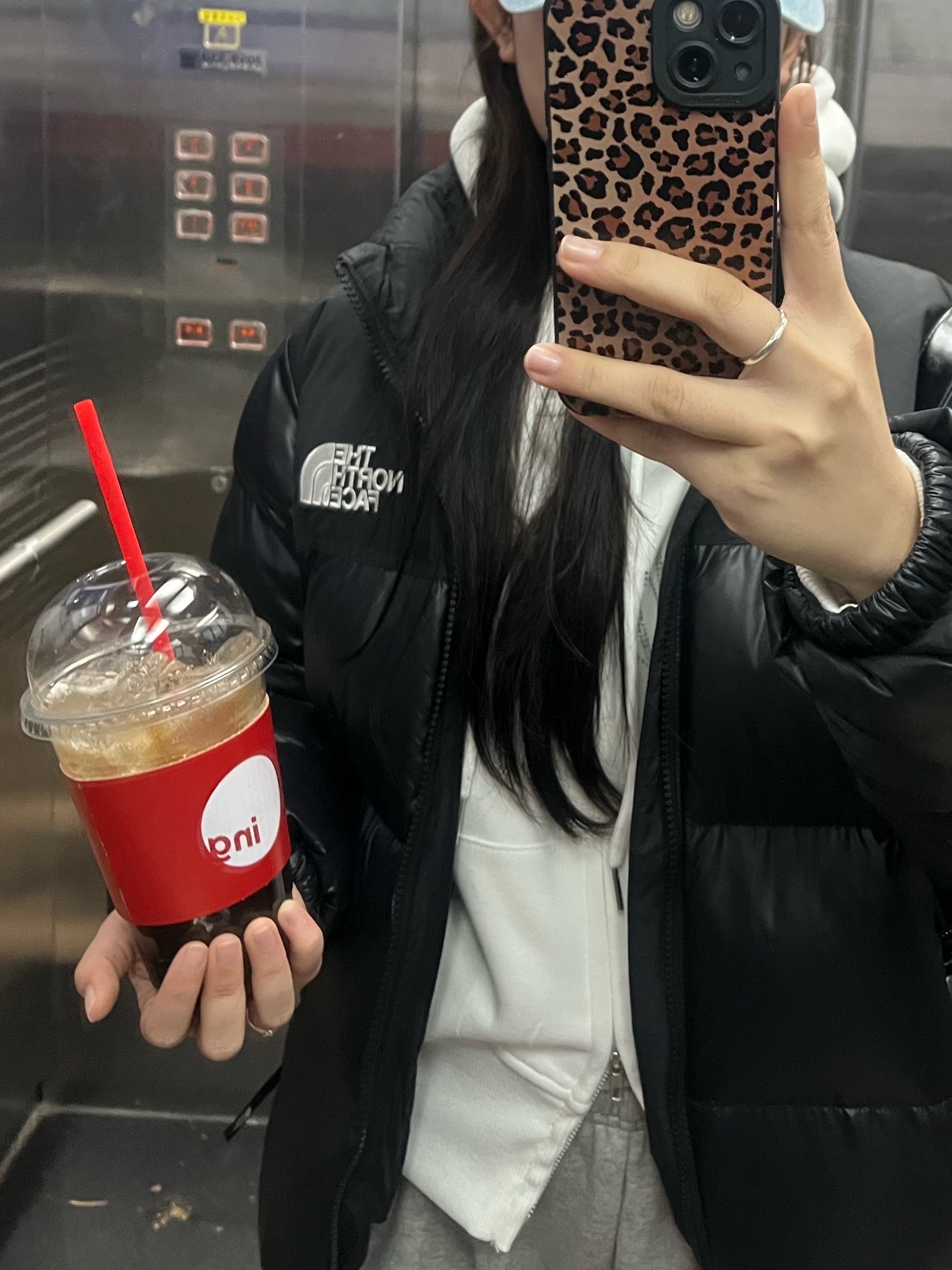 The North Face On Ball Jacket Black, (W) UGG Coquette Slipper Chestnut 착용 스타일 - 1