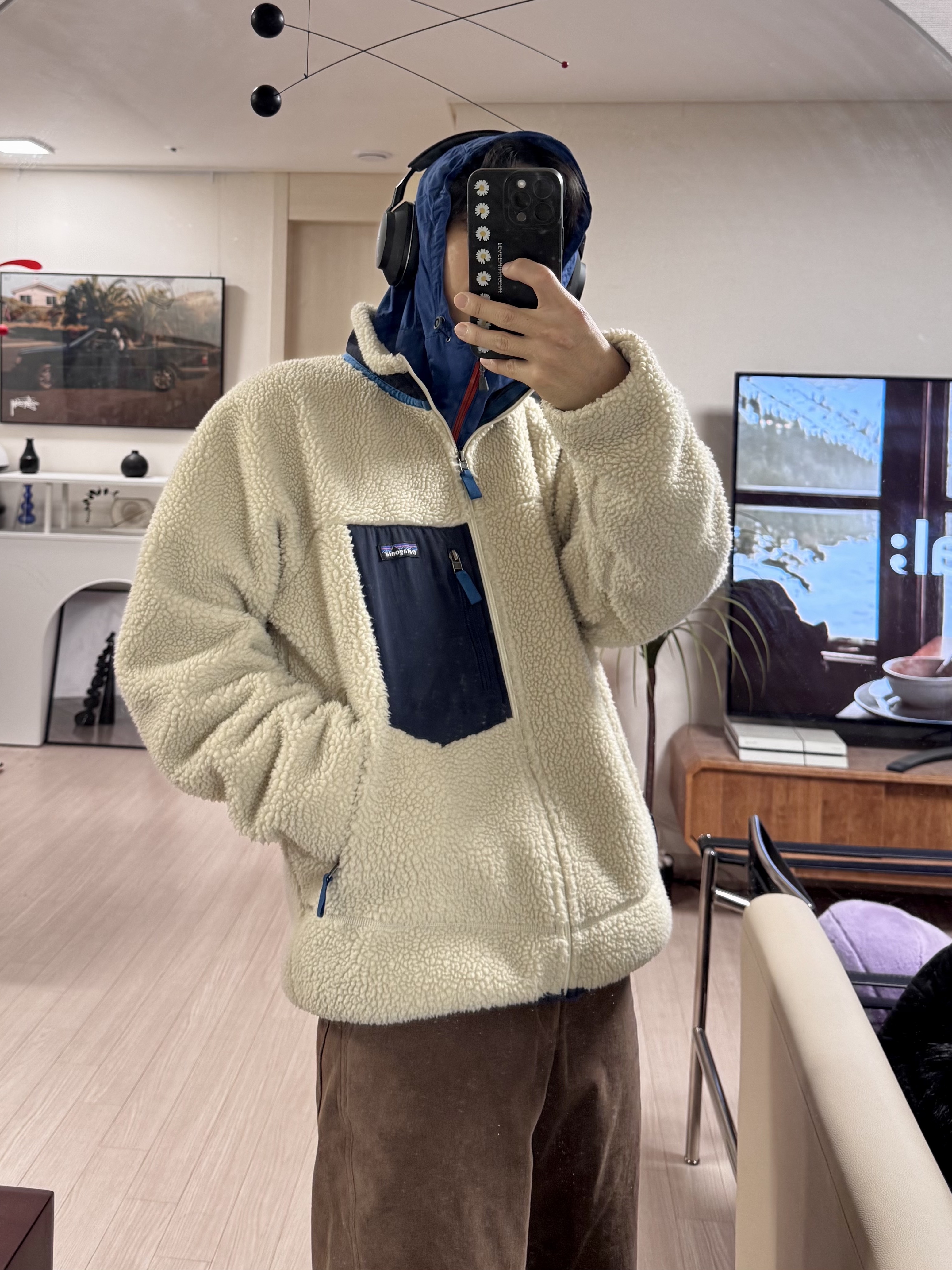 Patagonia Classic Retro-X Jacket Natural, Nike x Jacquemus Moon Shoe SP Alabaster Off Noir 착용 스타일 - 3