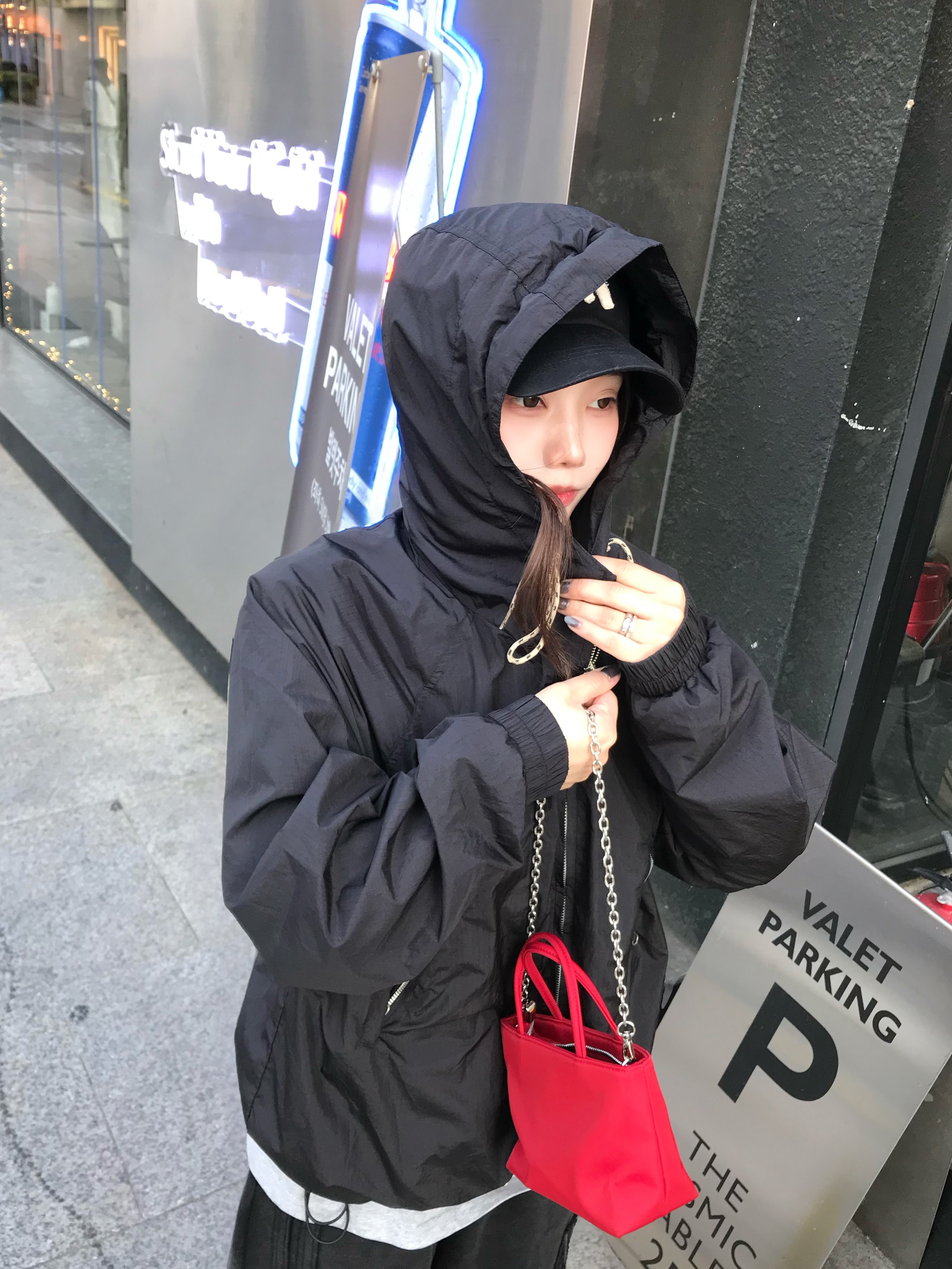 QT8 GARMENTS Nostalgia Windbreaker Black 착용 스타일 - 2