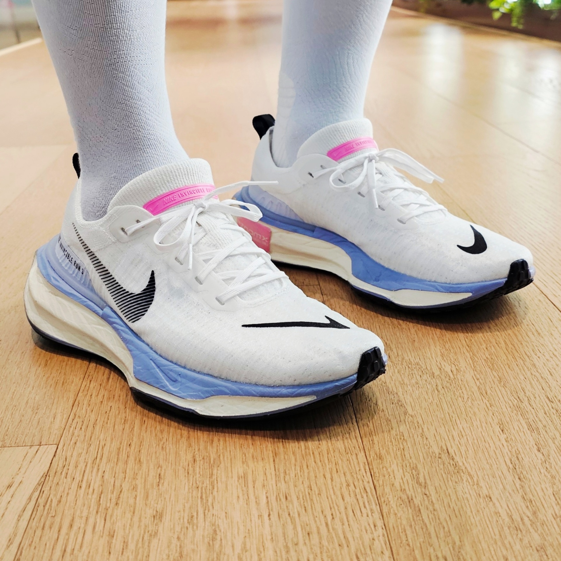 Nike ZoomX Invincible Run Flyknit 3 White Cobalt Bliss 착용 스타일