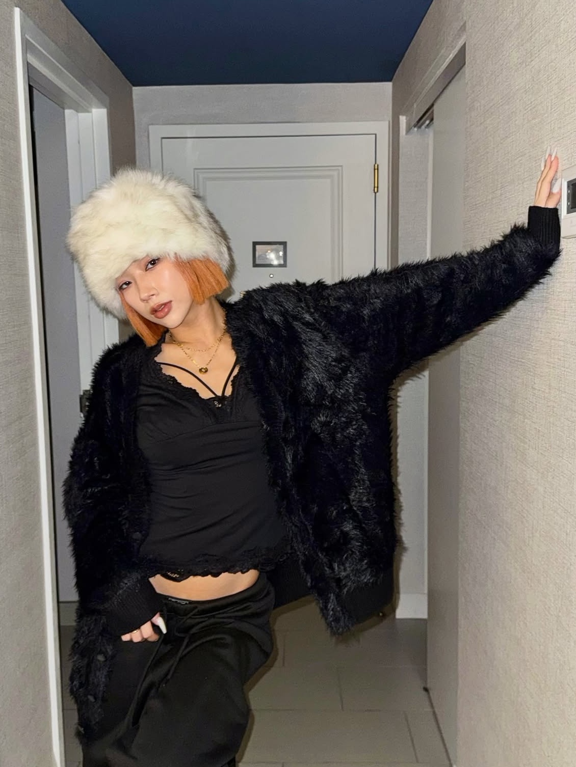 PHOS333 Hairy Cardigan Black, PHOS333 Hairy Cardigan Beige 착용 스타일 - 2