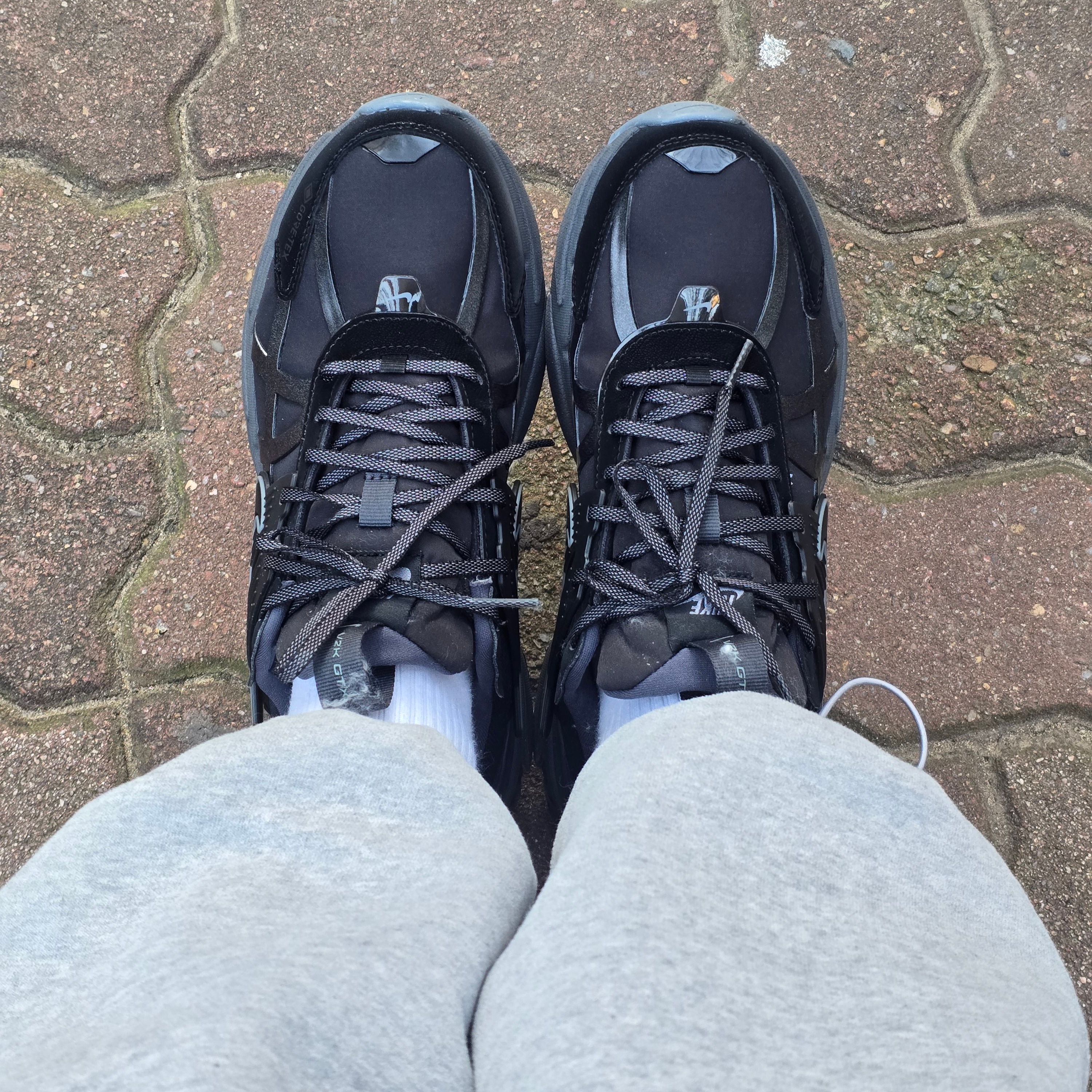 (W) Nike V2K Run Gore-Tex Black Iron Grey 착용 스타일 - 1