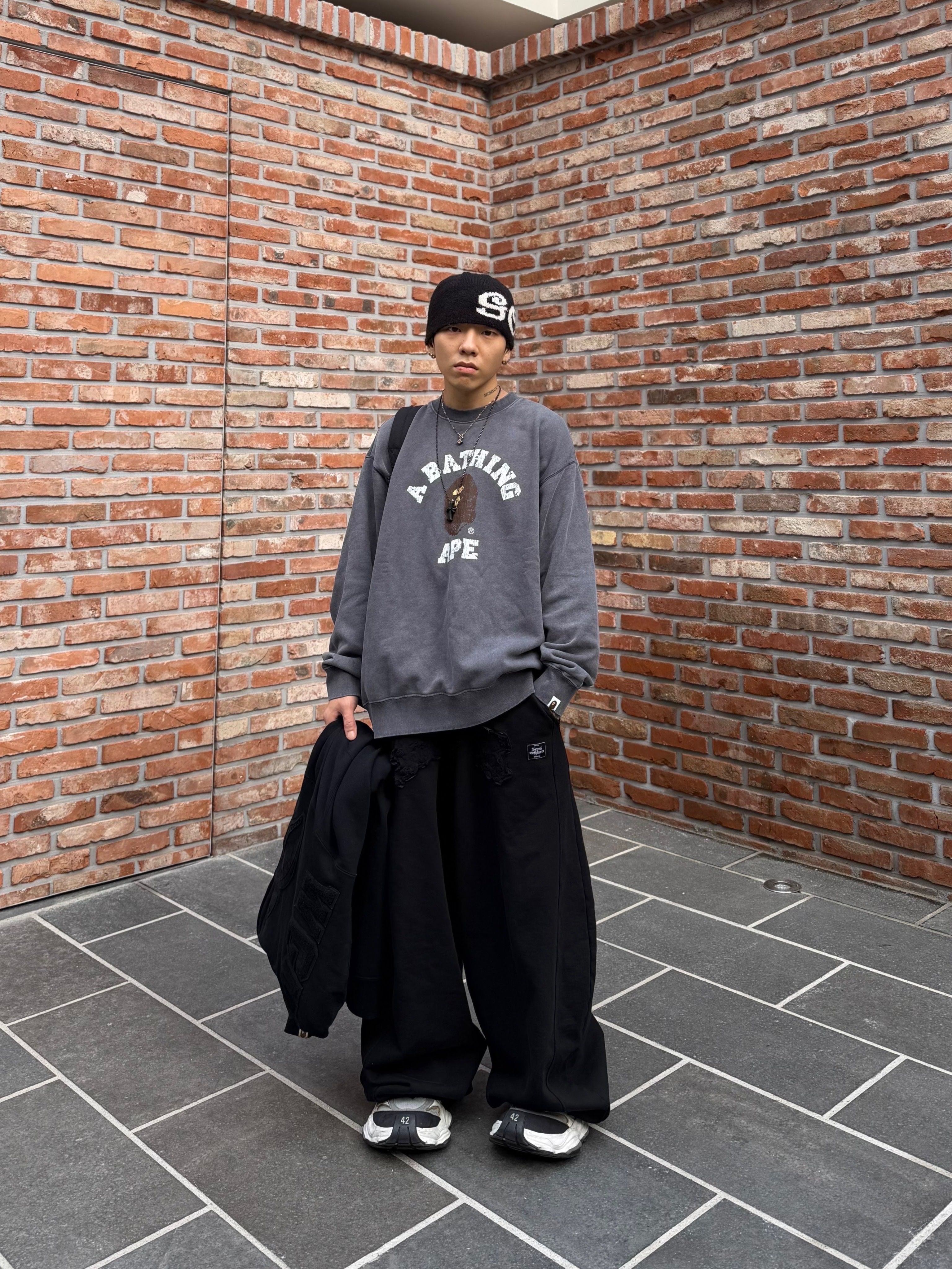 Balenciaga Cargo Sneakers White Grey 착용 스타일 - 2
