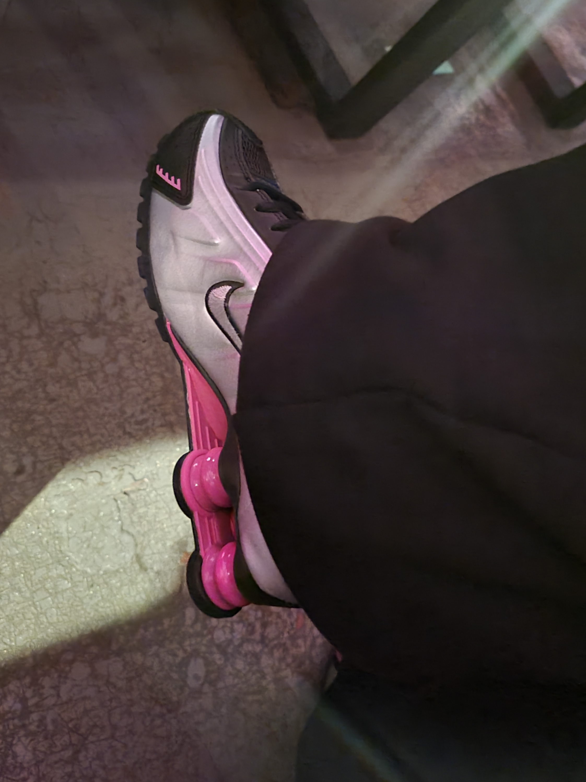 Nike Field General 82 SP White and Varsity Red, (W) Nike Shox R4 Black Pinksicle 착용 스타일 - 2