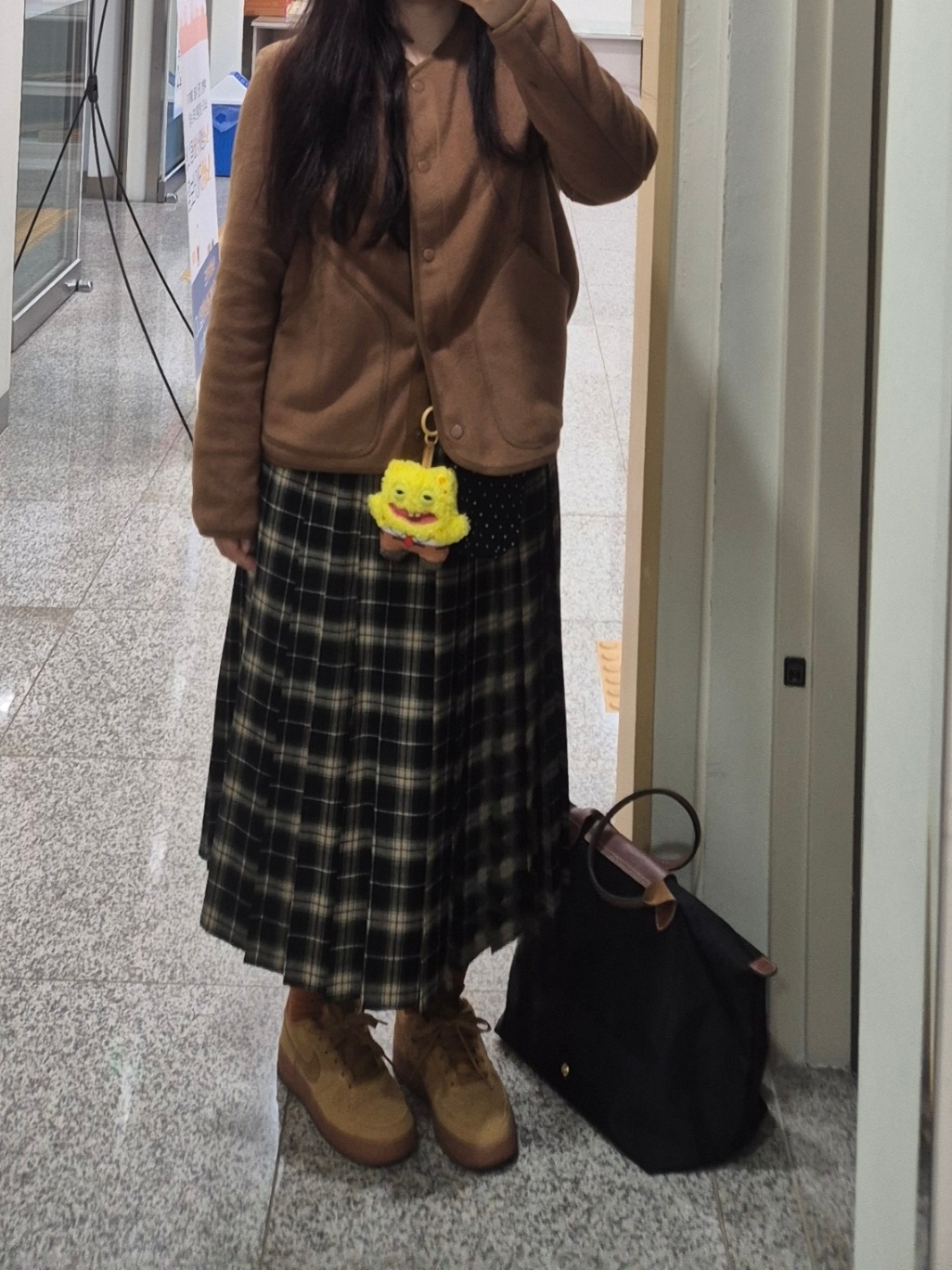 Fuggler x SpongeBob Keyring Yellow, Nike Air Force 1 '07 WB Flax 착용 스타일
