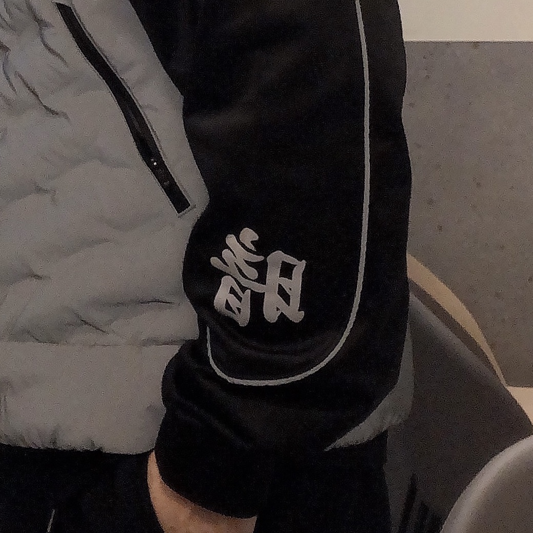 Uniqlo x Needles Fleece Wide Pants Longer Length Black - JP, Darkr8m Studio x Hardhitters Refelective Track Top Black 착용 스타일 - 2