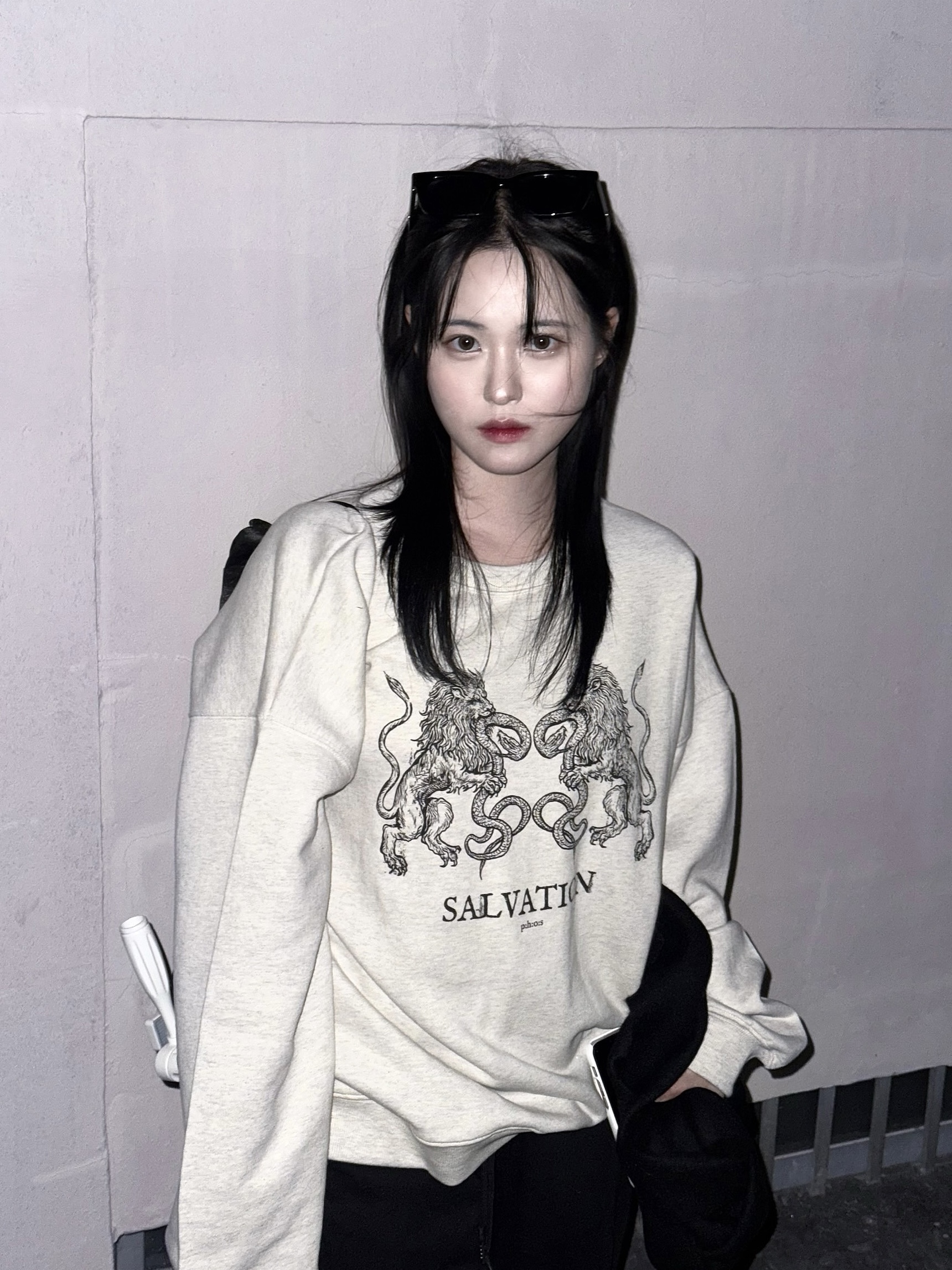 PHOS333 Salvation Lion Sweatshirt Melange Grey, PHOS333 Salvation Lion Sweatshirt Oatmeal 착용 스타일 - 1