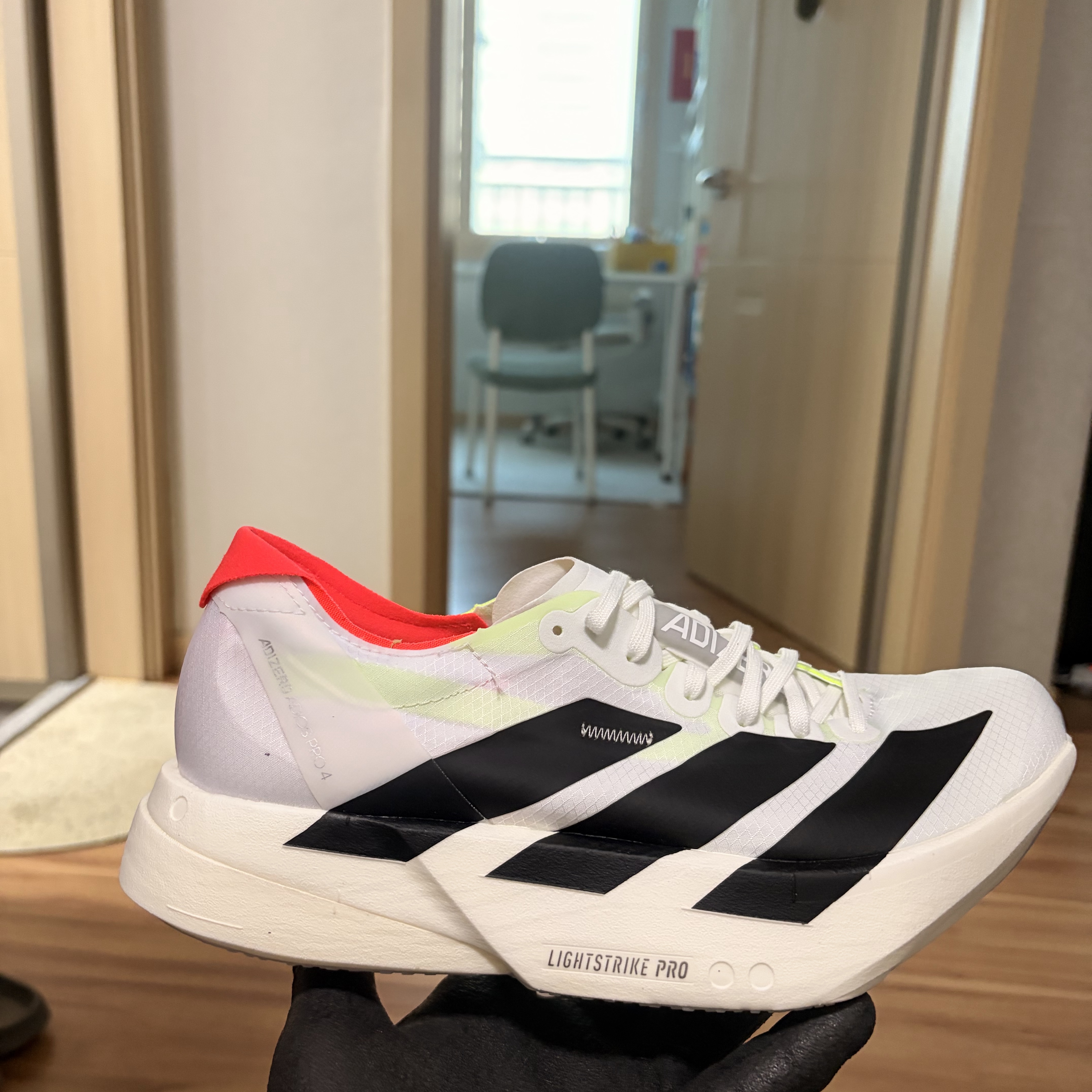 (W) Adidas Adizero Adios Pro 4 Cloud White Core Black 착용 스타일 - 3