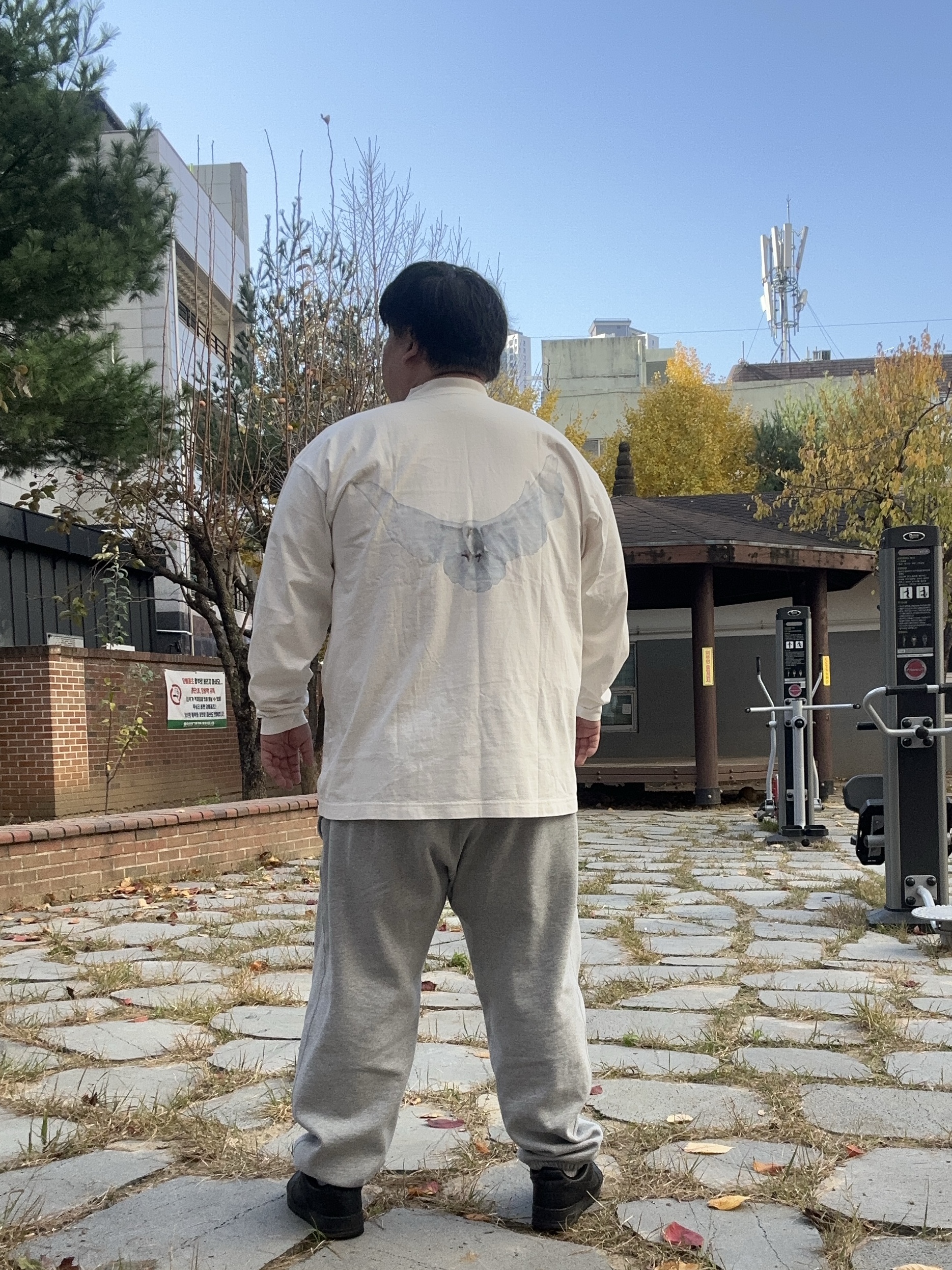 Yeezy Gap Engineered By Balenciaga Dove Long Sleeve T-Shirt White 착용 스타일