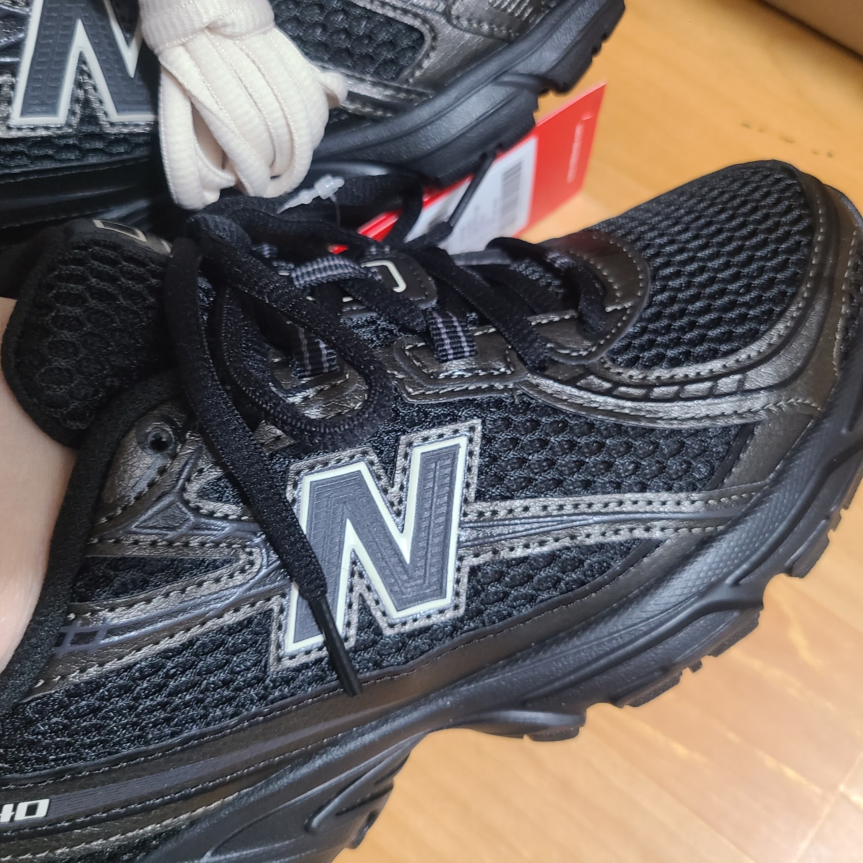New Balance 740 Black Cement Black - D Standard 착용 스타일 - 3