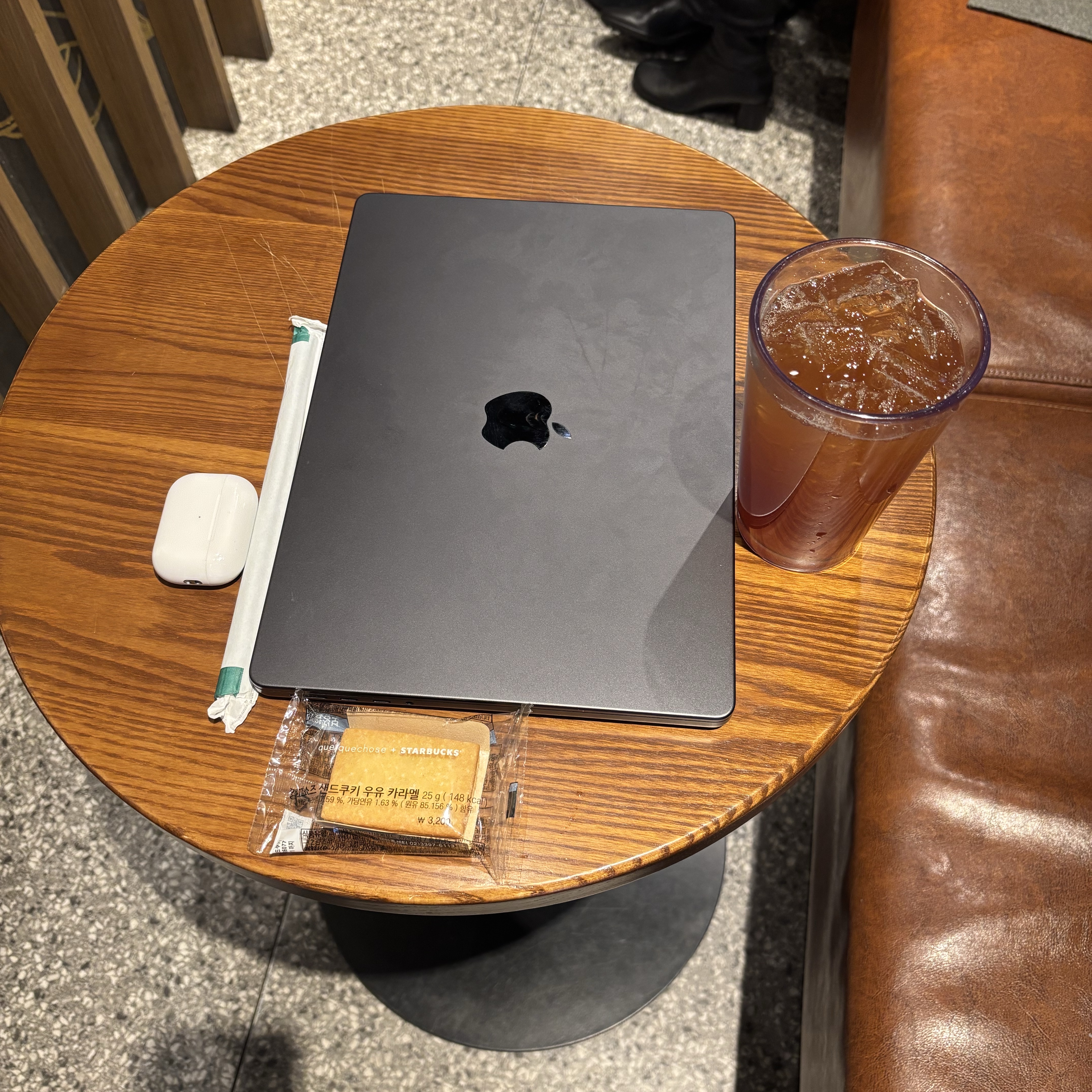 Balenciaga Explorer Backpack Black, Apple 2024 MacBook Pro 14 M4 Pro 512GB SSD / 24GB RAM Space Black (Korean Ver.) 착용 스타일 - 2