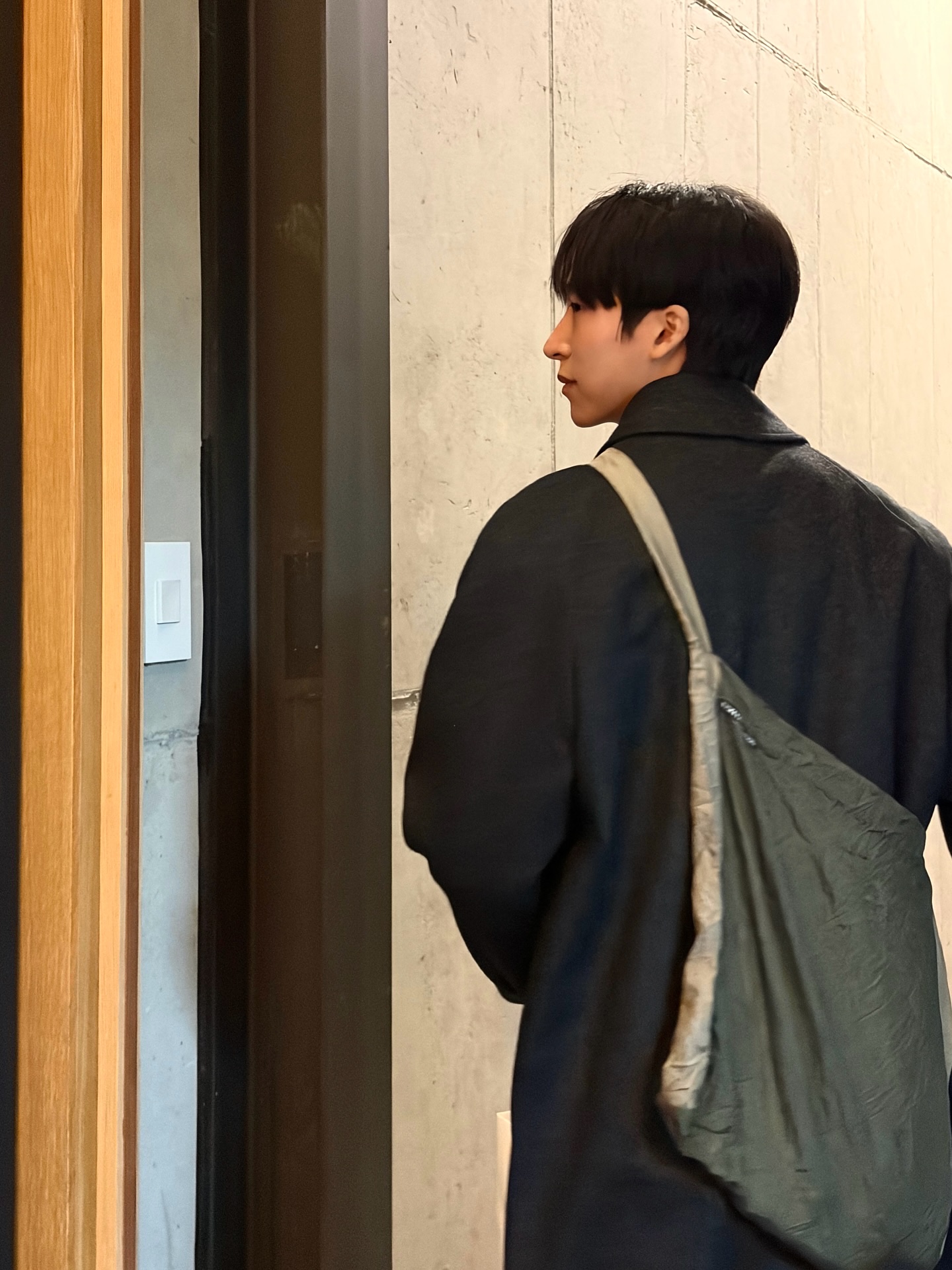 Ticket To The Moon Medium Eco Bag 15L Army Green Khaki 착용 스타일