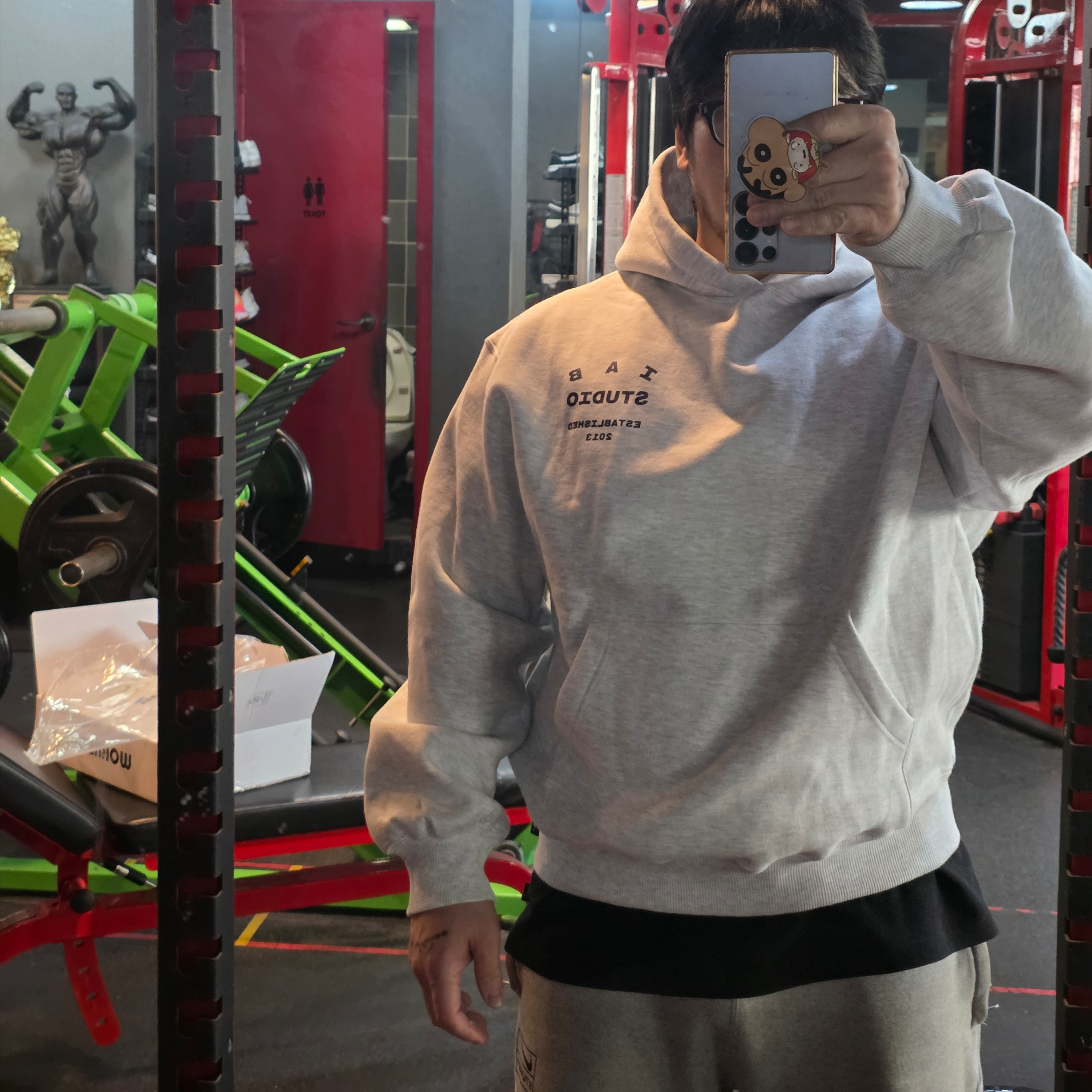 IAB Studio 25 Hoodie Light Gray Navy 착용 스타일 - 2