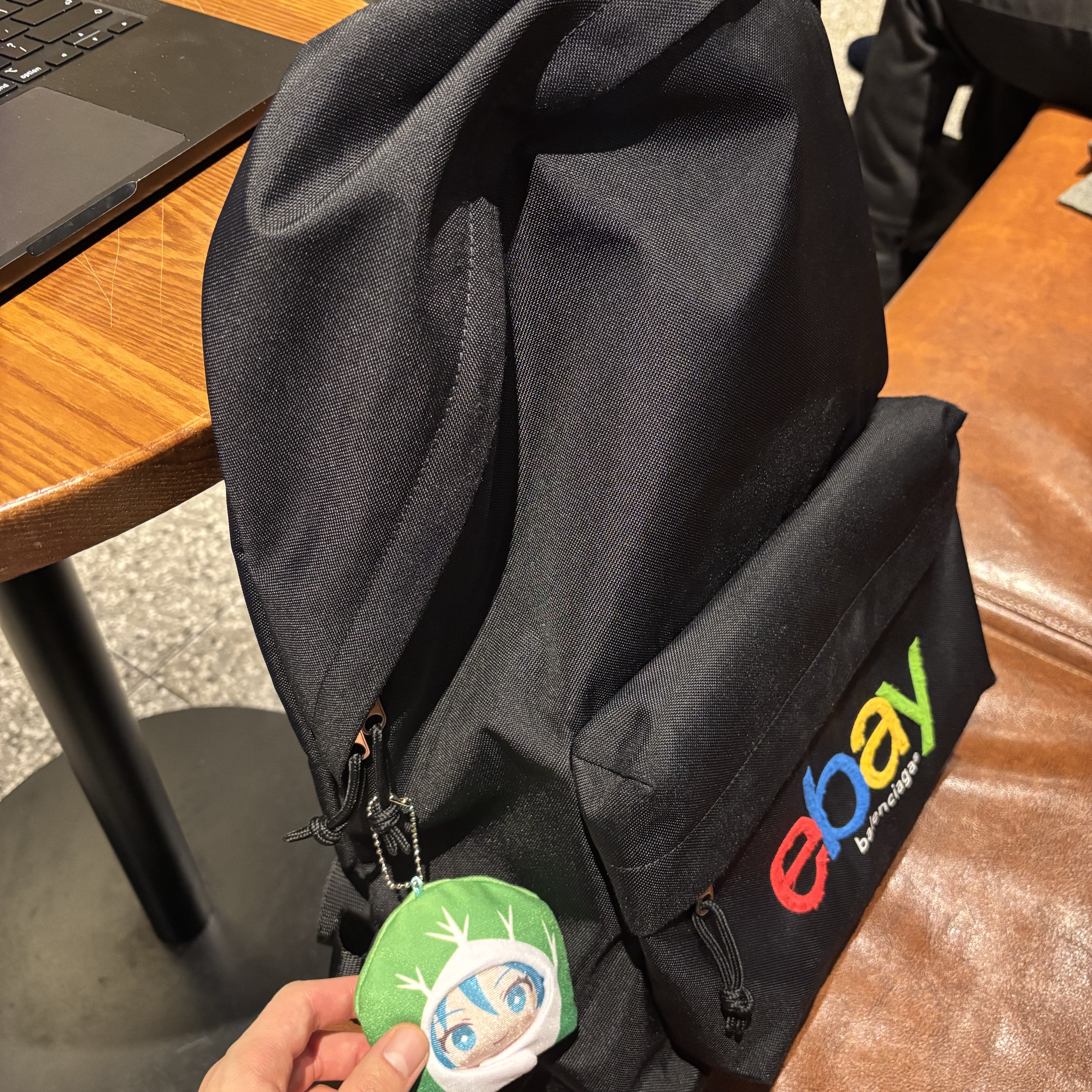 Balenciaga Explorer Backpack Black, Apple 2024 MacBook Pro 14 M4 Pro 512GB SSD / 24GB RAM Space Black (Korean Ver.) 착용 스타일 - 1