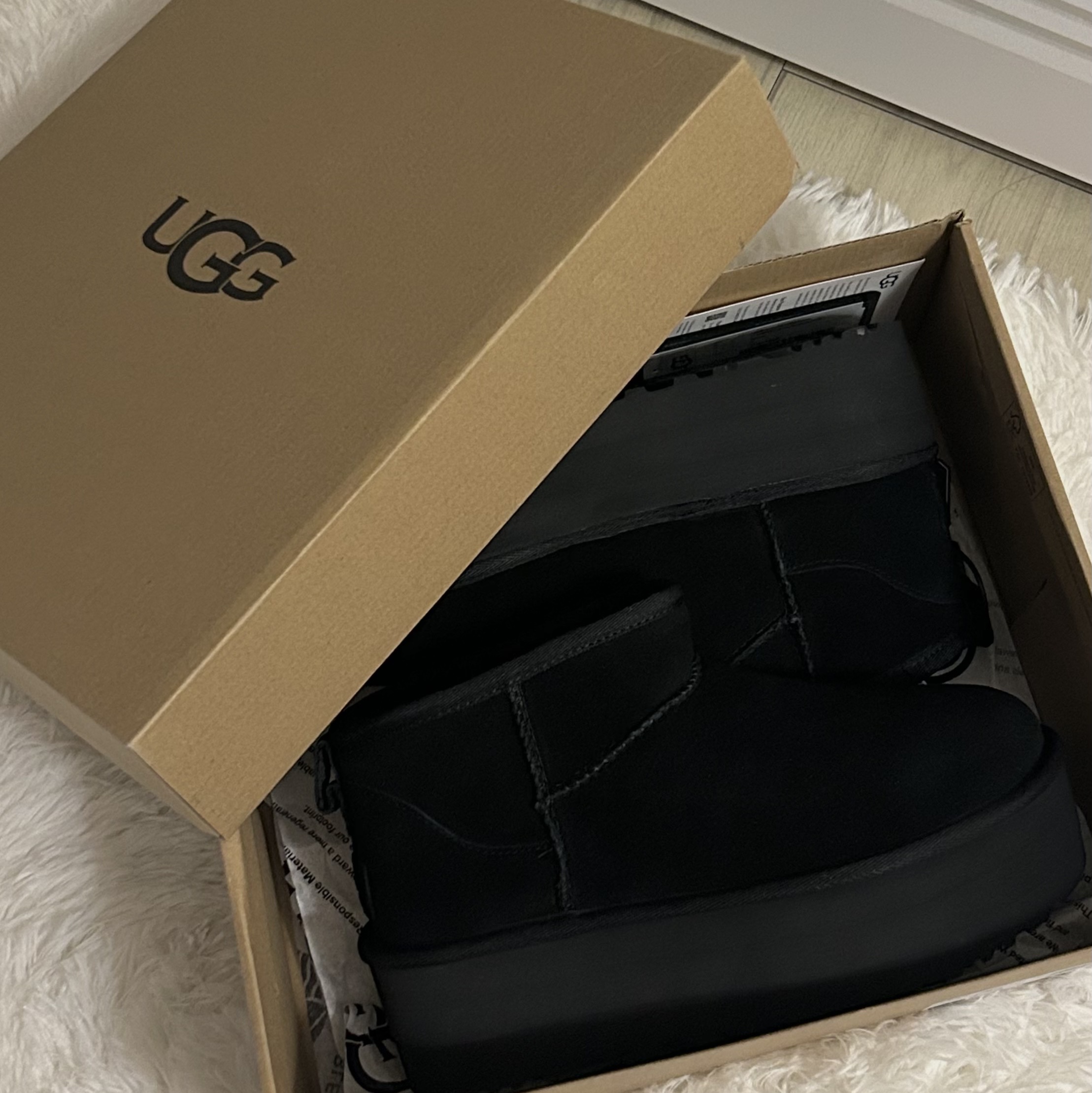 (W) UGG Classic Ultra Mini Platform Boots Black 착용 스타일