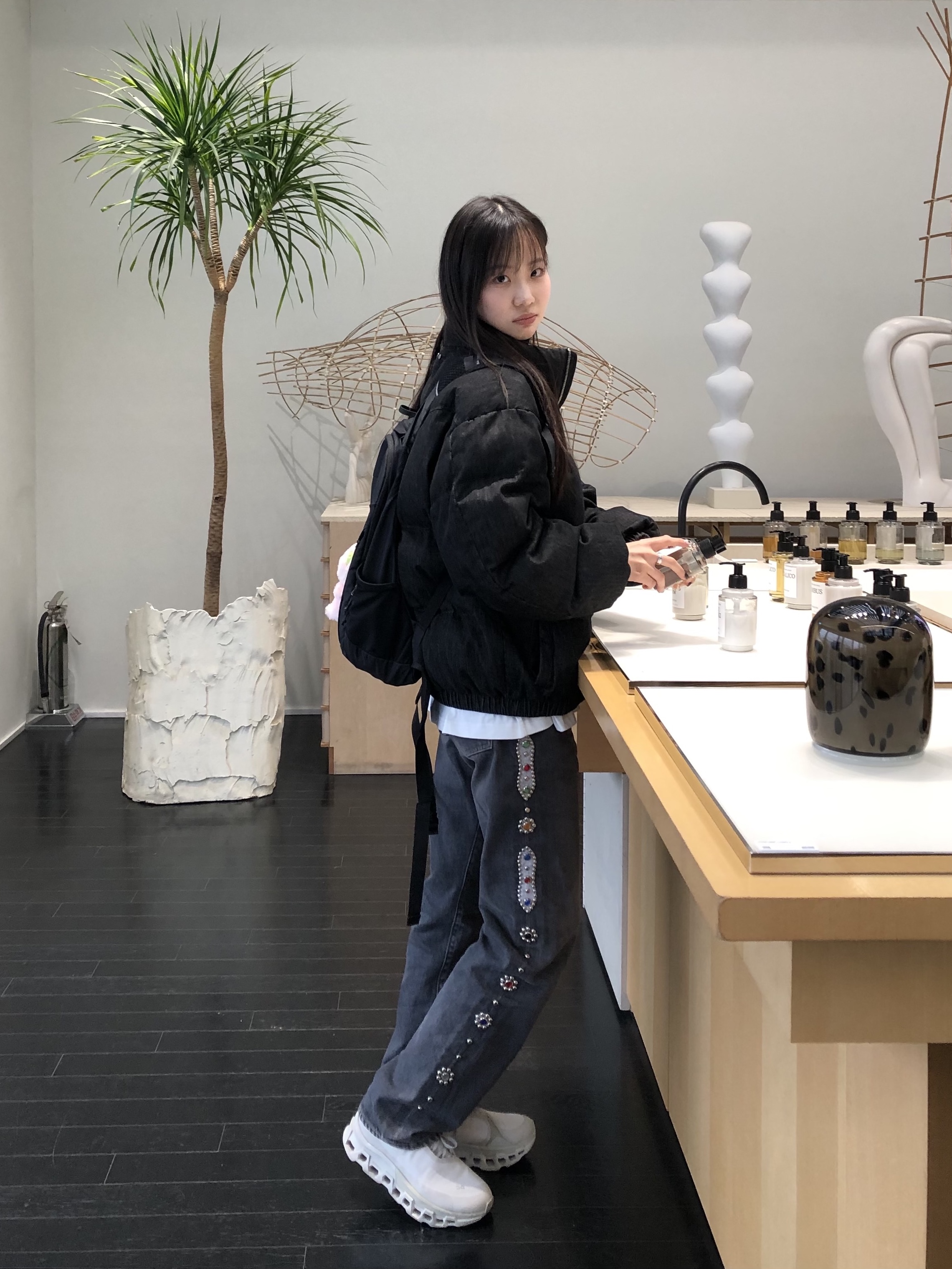 On Running x Post Archive Faction (Paf) Cloudmonster Hyper White, Kapital 14 oz. Denim 5P Monkey Cisco Gemstone Pants Black 착용 스타일