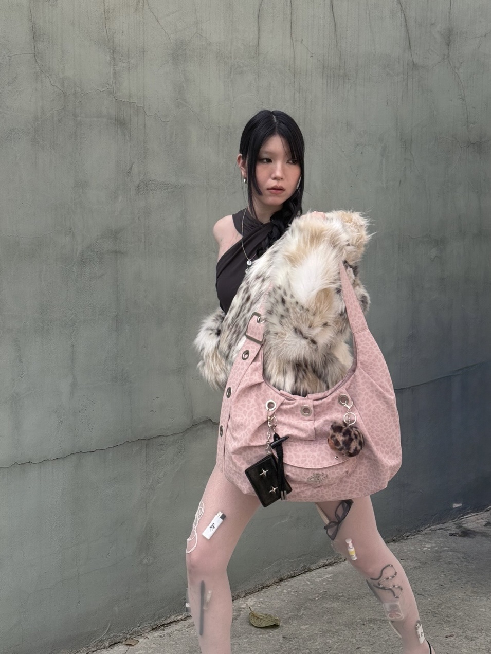 For Appeal Carry All Large Hobo Bag Leopard Pink, For Appeal Carry All Large Hobo Bag Choco Charcoal 착용 스타일 - 2