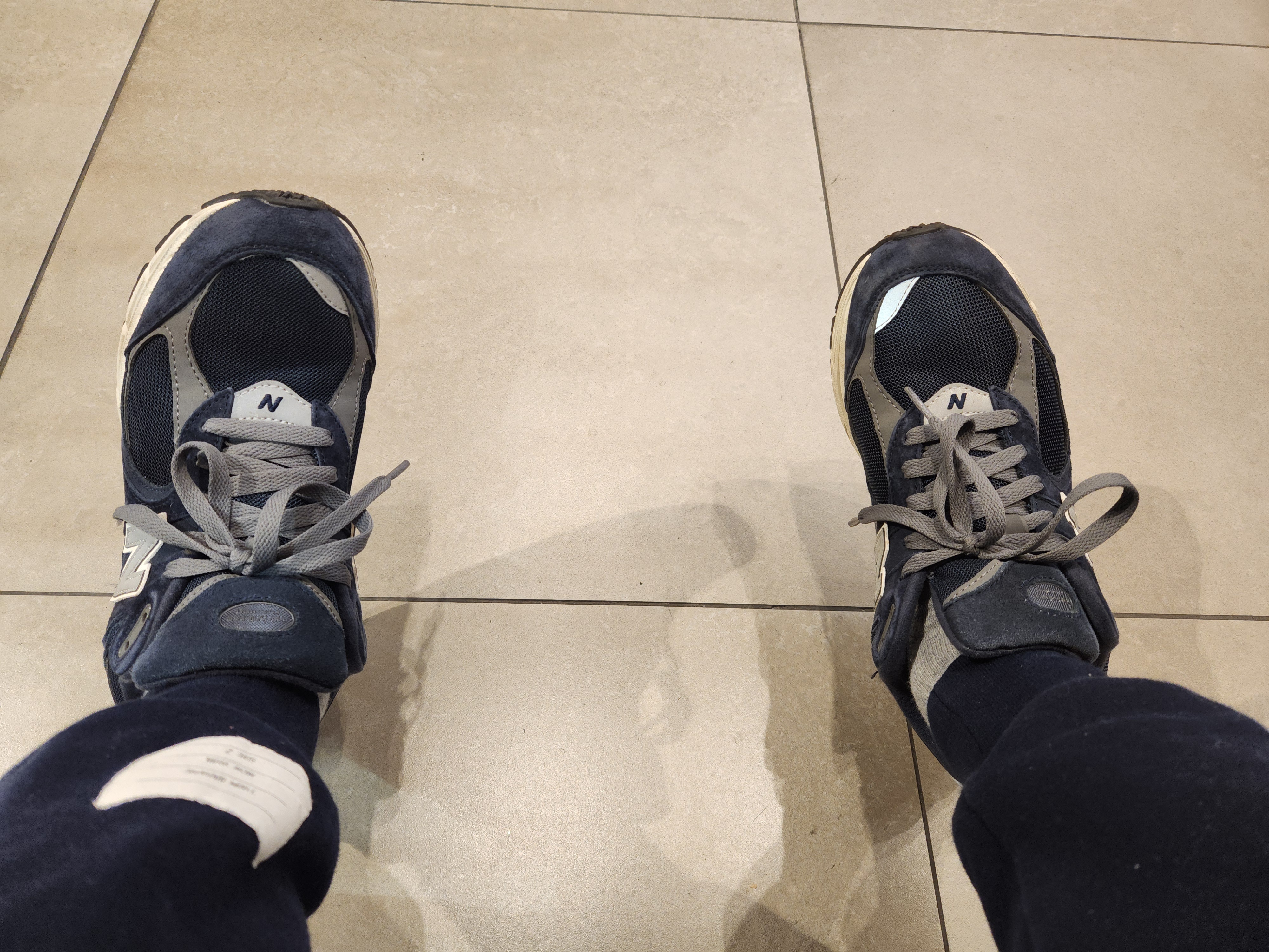 New Balance 2002R Eclipse Castlerock 착용 스타일
