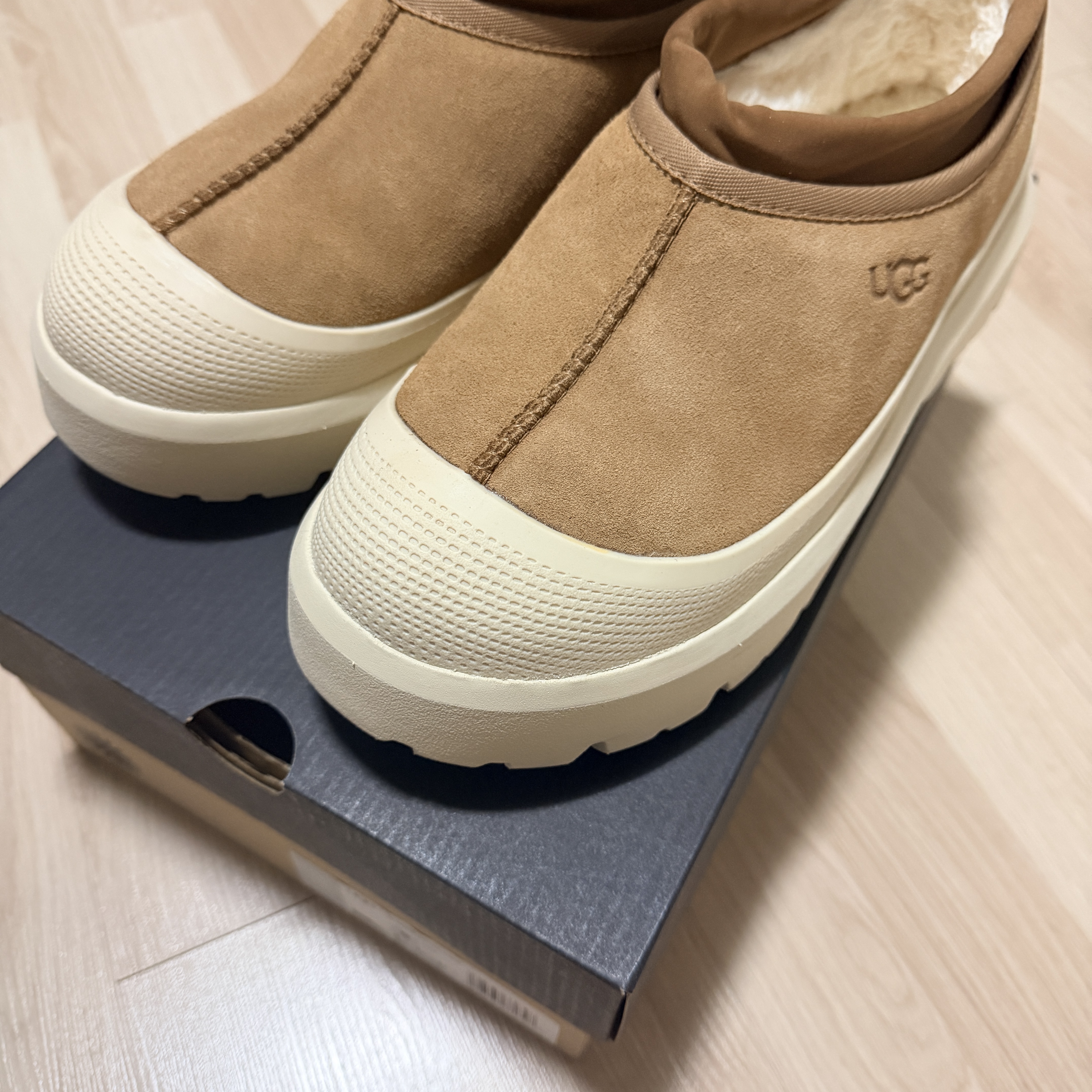 UGG Tasman Weather Hybrid Chestnut Whitecap 착용 스타일 - 1