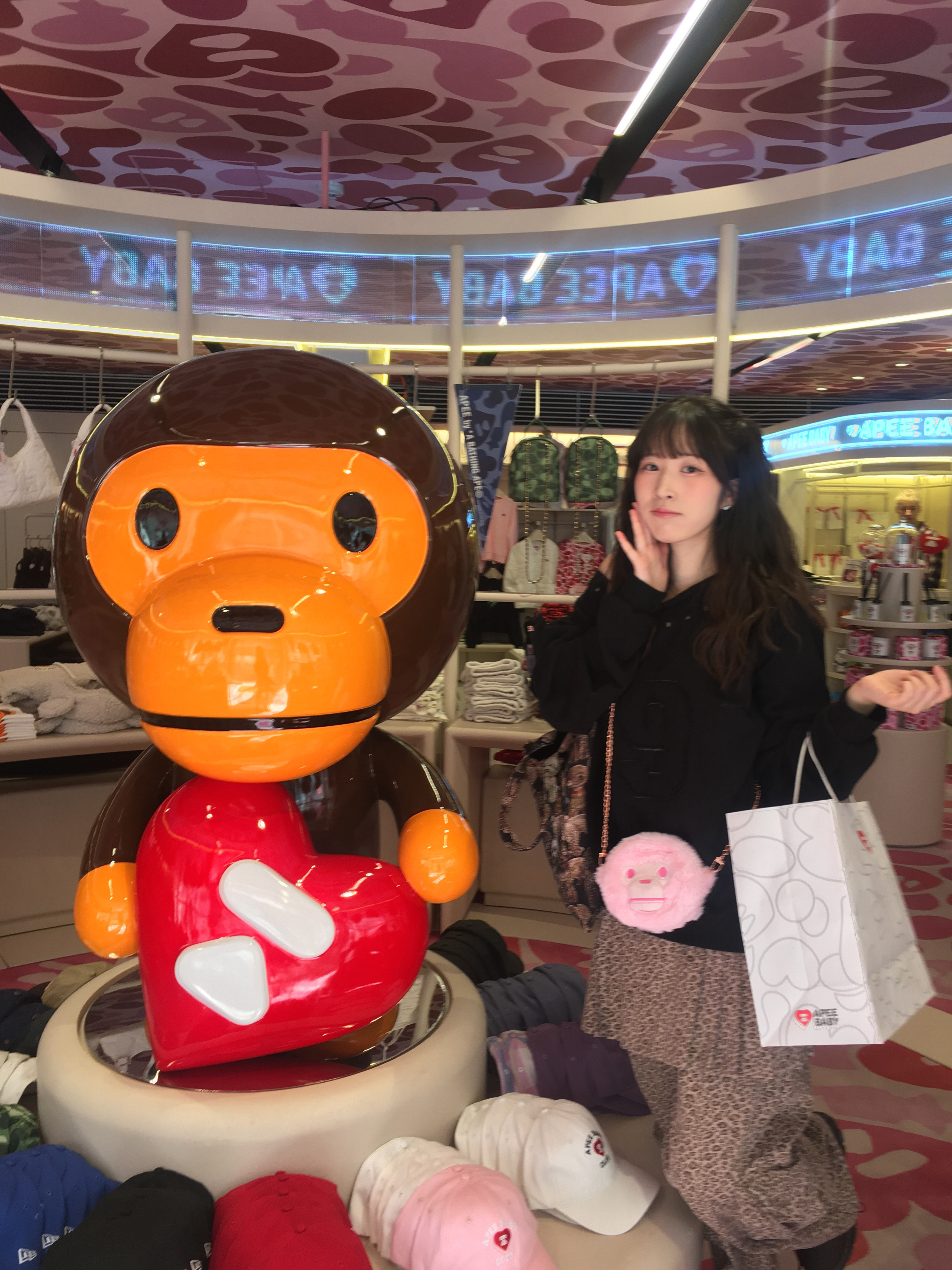 BAPE Crystal Stone Baby Lisa Plush Doll Shoulder Bag Brown, BAPE Baby Milo Plush Crossbody Bag Pink 착용 스타일 - 2