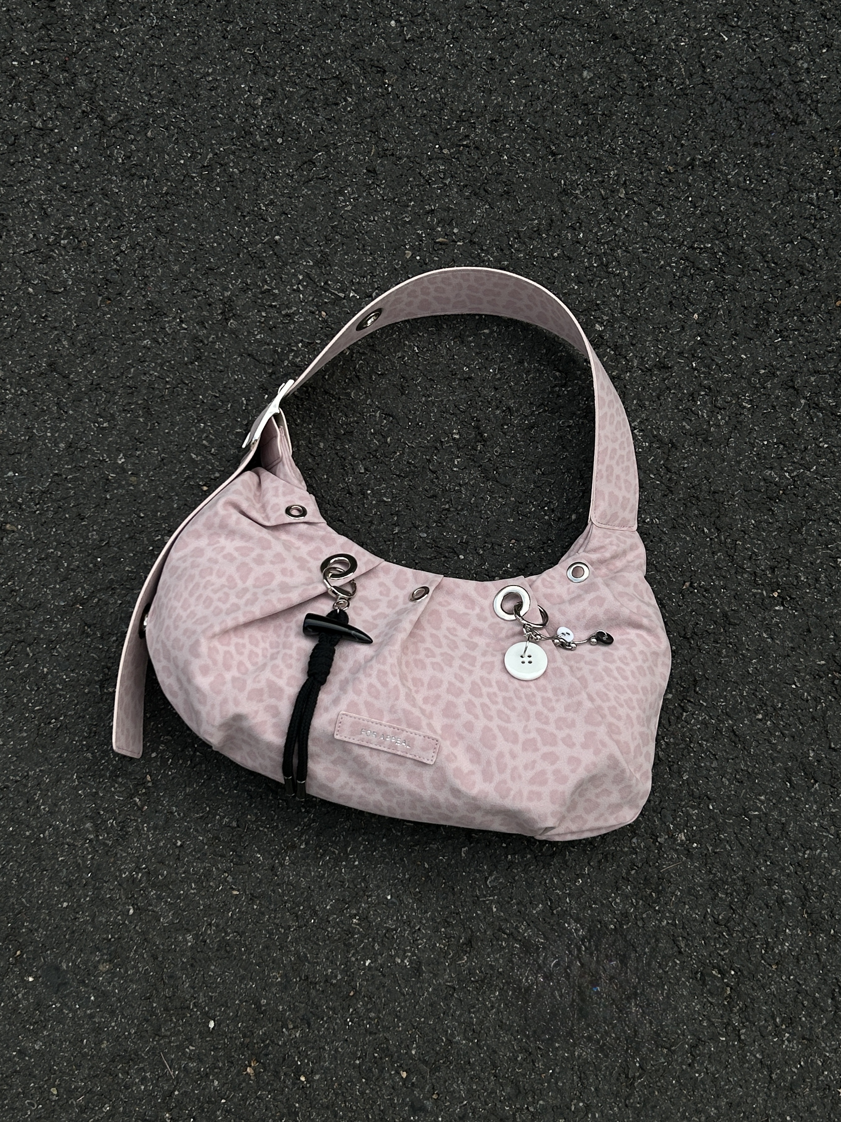 For Appeal Carry Light Hobo Bag  Leopard Pink, For Appeal Carry Light Hobo Bag  Choco Charcoal 착용 스타일 - 4