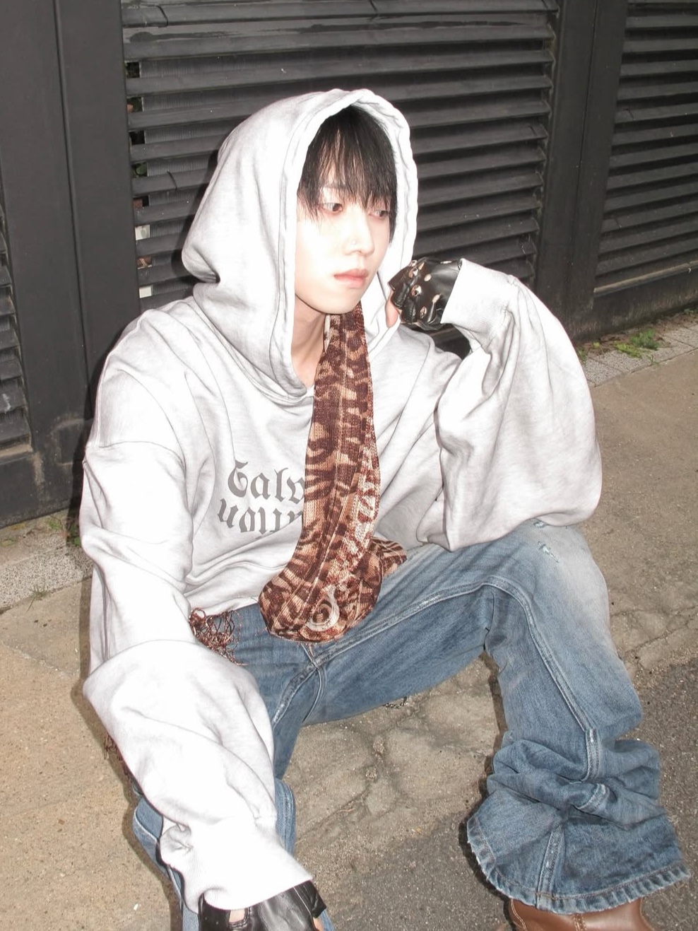 PHOS333 Stain Washed Hoodie 착용 스타일 - 2