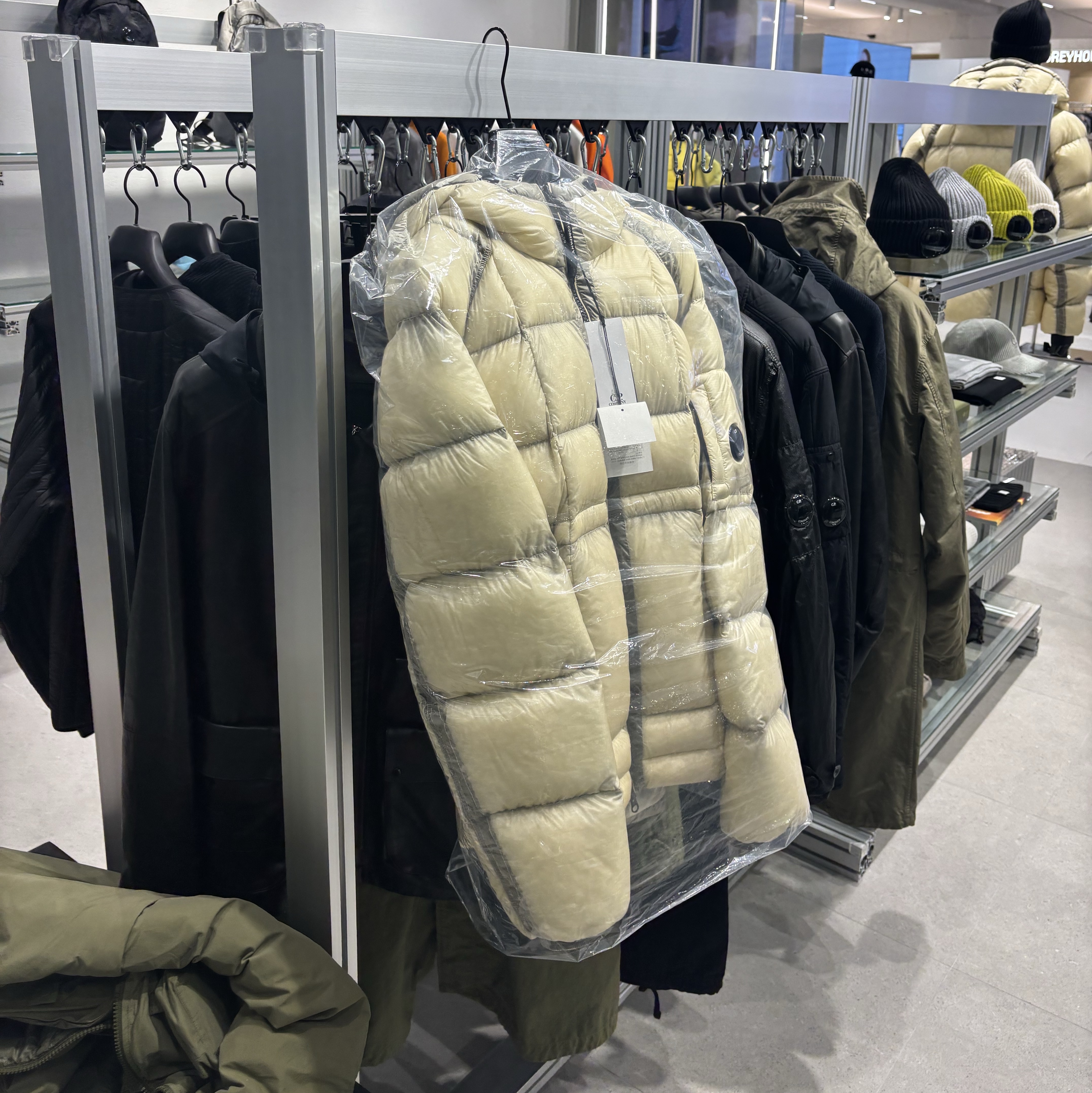 C.P. Company D.D. Shell Hooded Down Jacket Pistachio Shell Beige - 25FW 착용 스타일 - 1