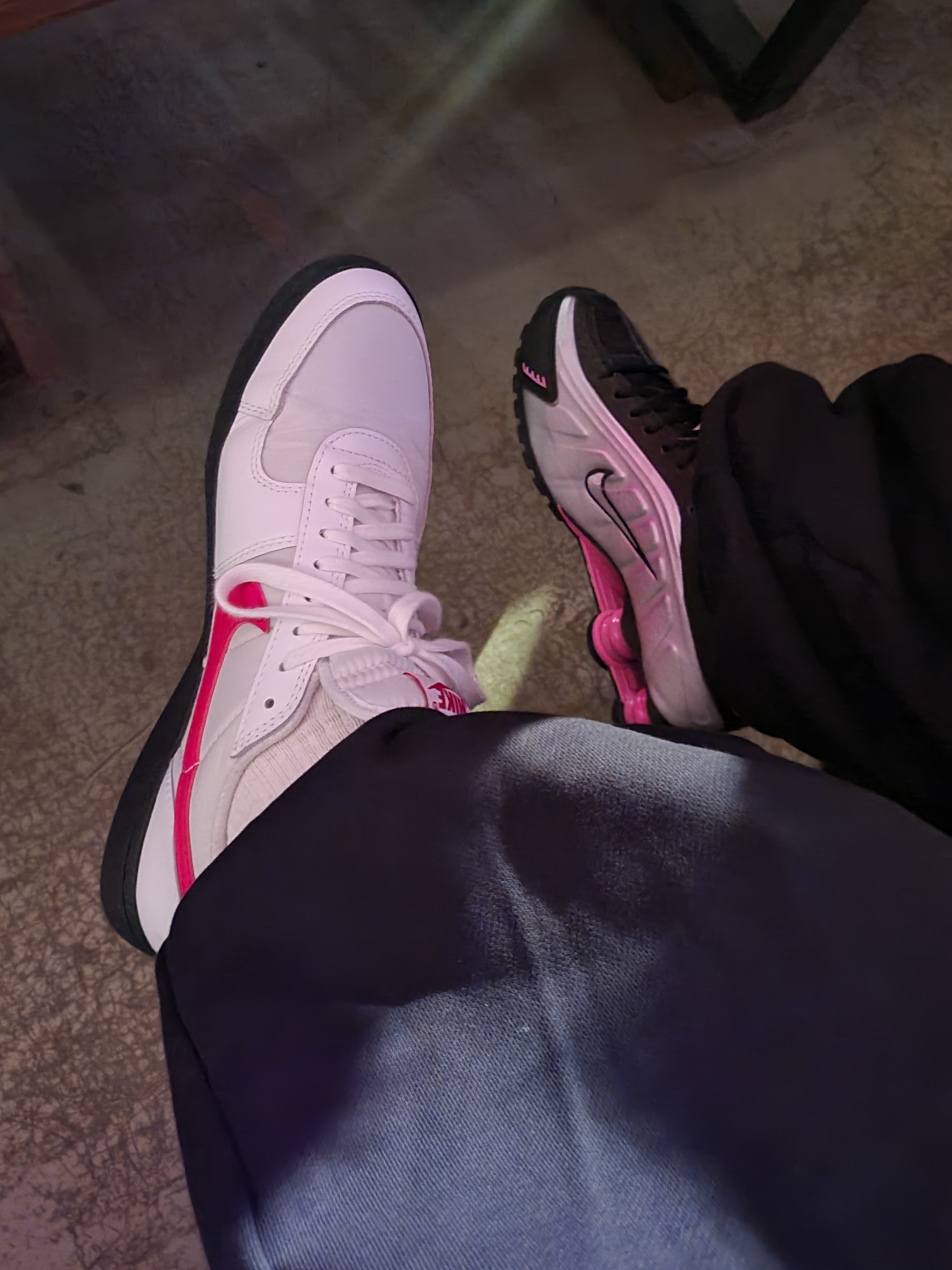 Nike Field General 82 SP White and Varsity Red, (W) Nike Shox R4 Black Pinksicle 착용 스타일 - 1