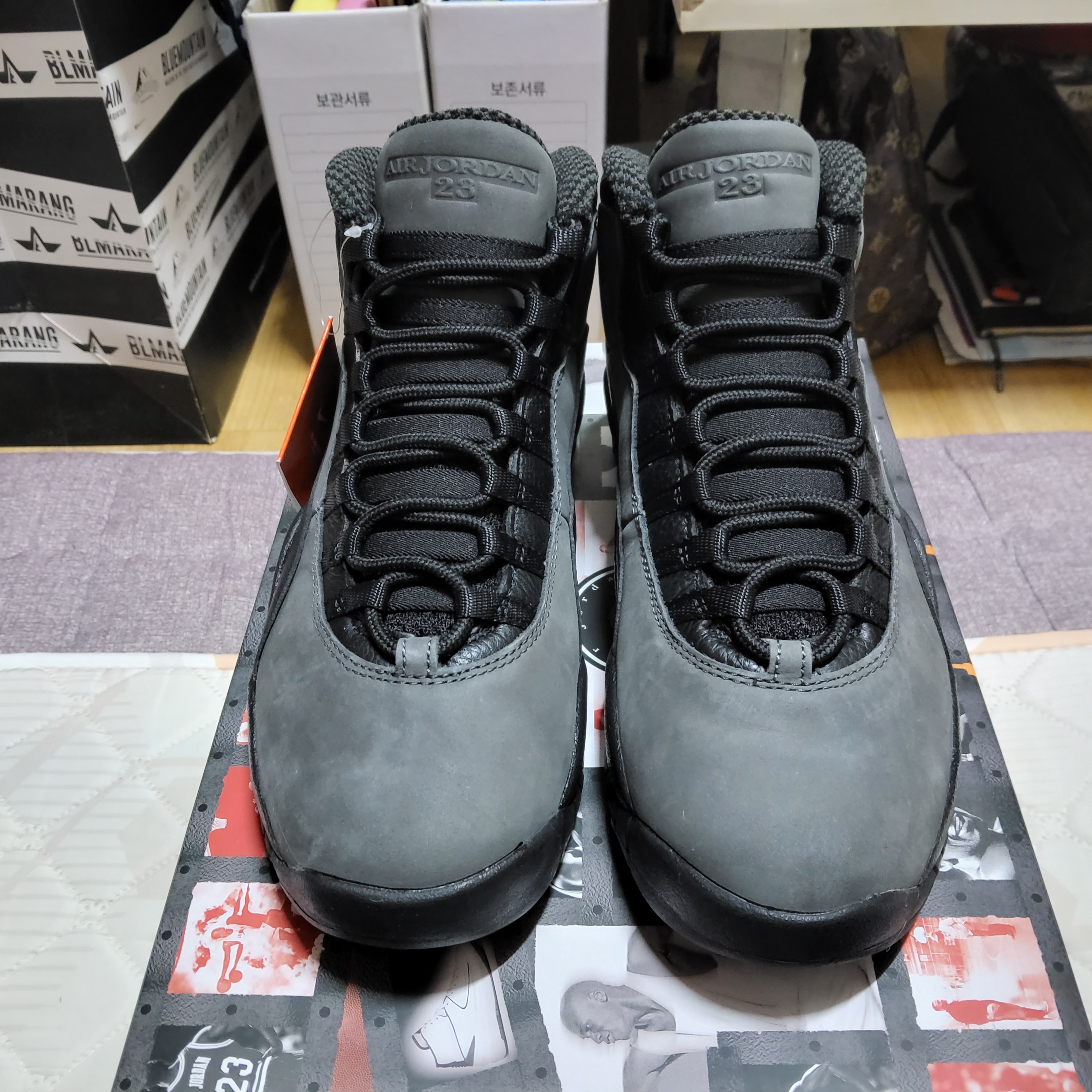 Jordan 10 Retro Shadow Charred Grey and Black 착용 스타일 - 3