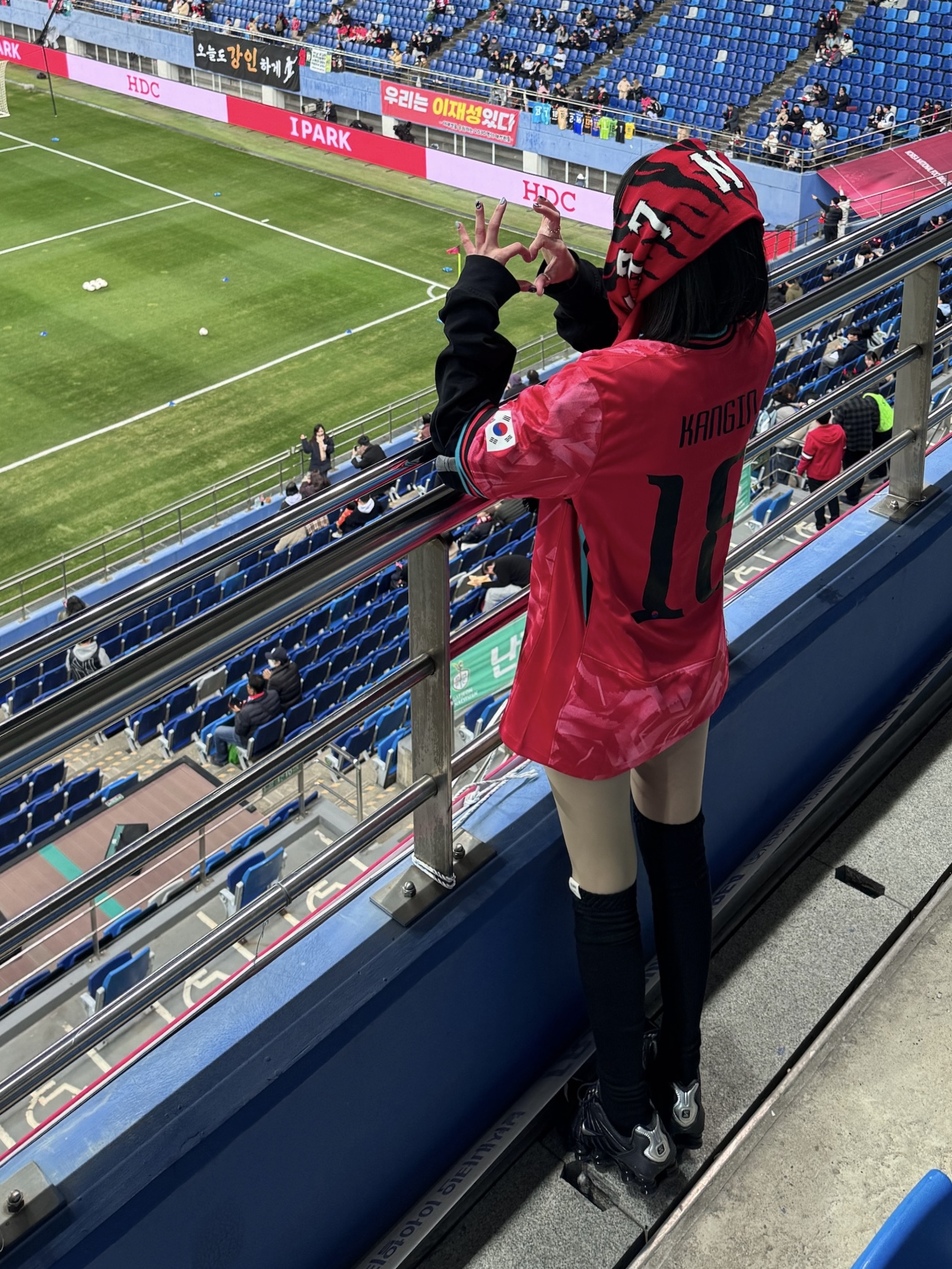 Nike Korea 2023/24 Dri-Fit Stadium Home Replica Jersey Black Global Red - Asia (Non Marking Ver.), (W) Nike Shox TL Off Noir Metallic Silver 착용 스타일