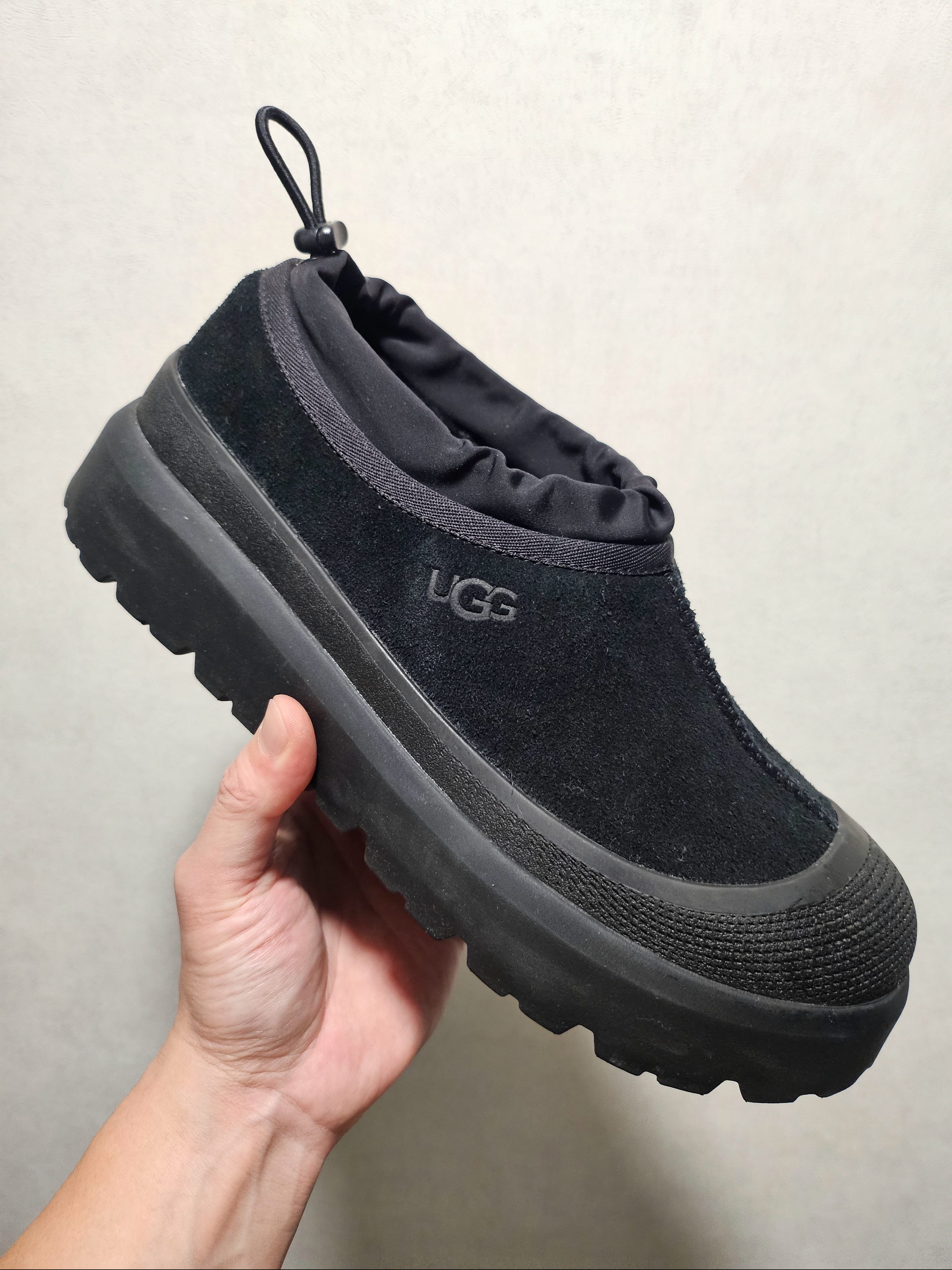 UGG Tasman Weather Hybrid Black 착용 스타일