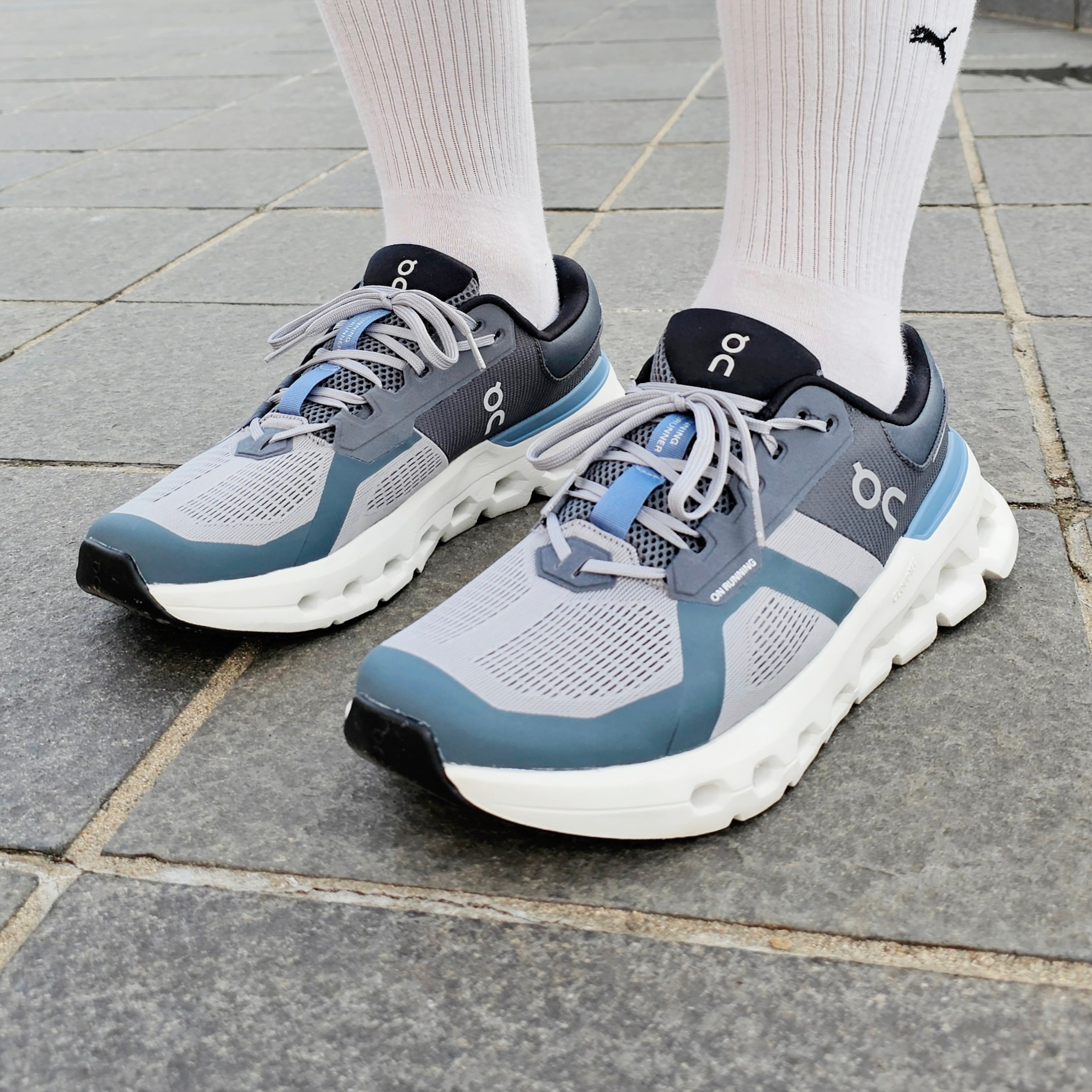 On Running Cloudrunner 2 Alloy Chambray 착용 스타일