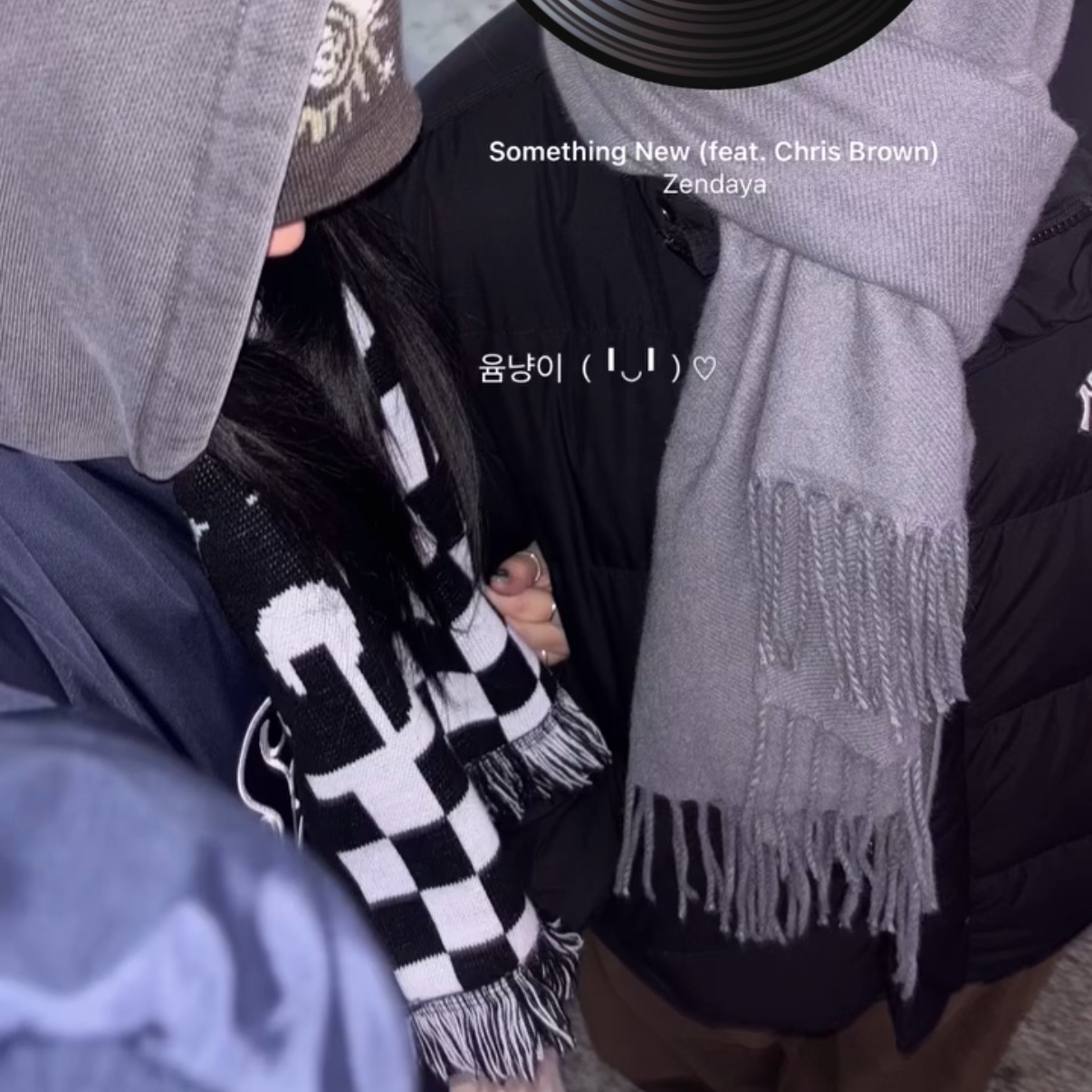 CDG Logo Check Muffler White Black 착용 스타일