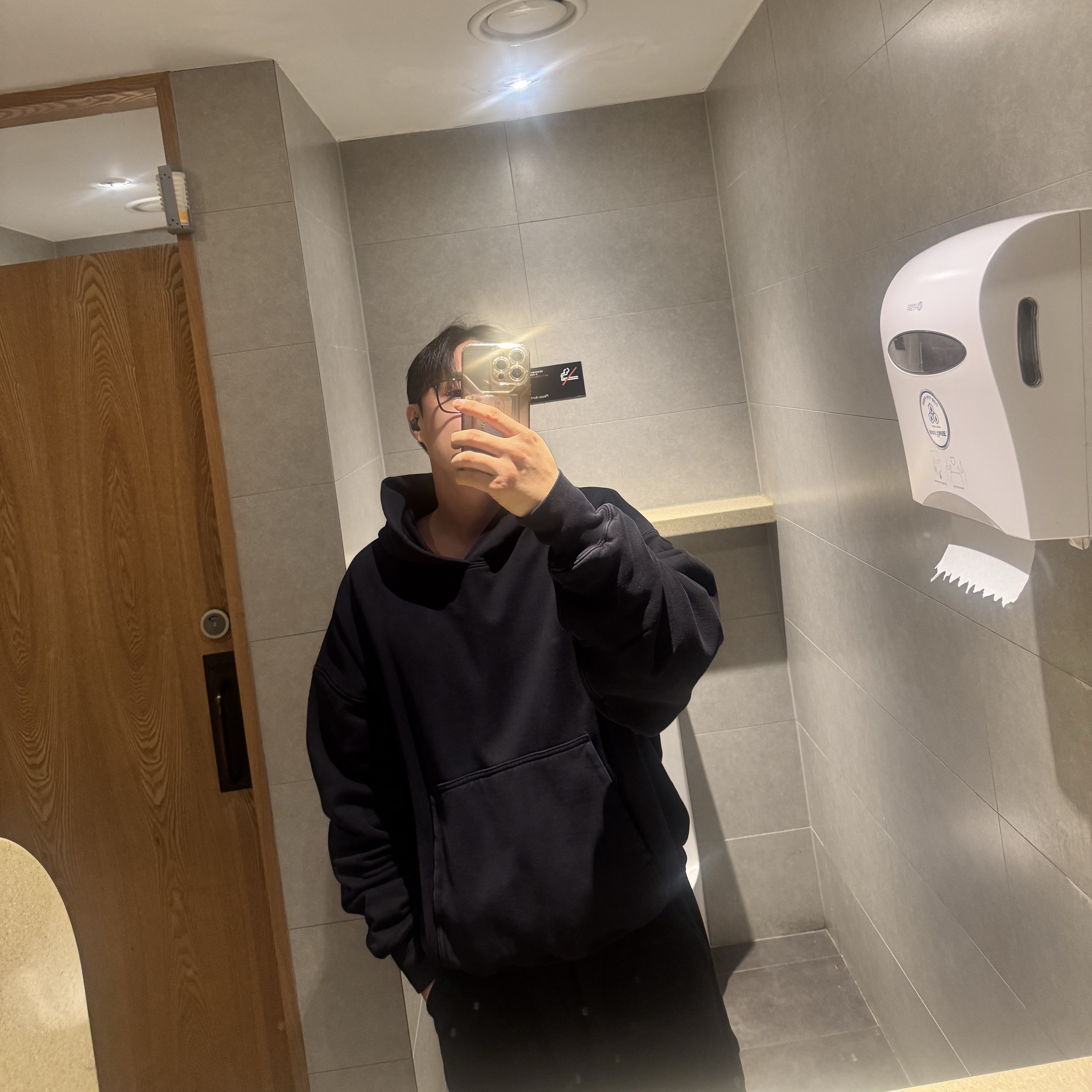 Yeezy Gap Hoodie Black 착용 스타일