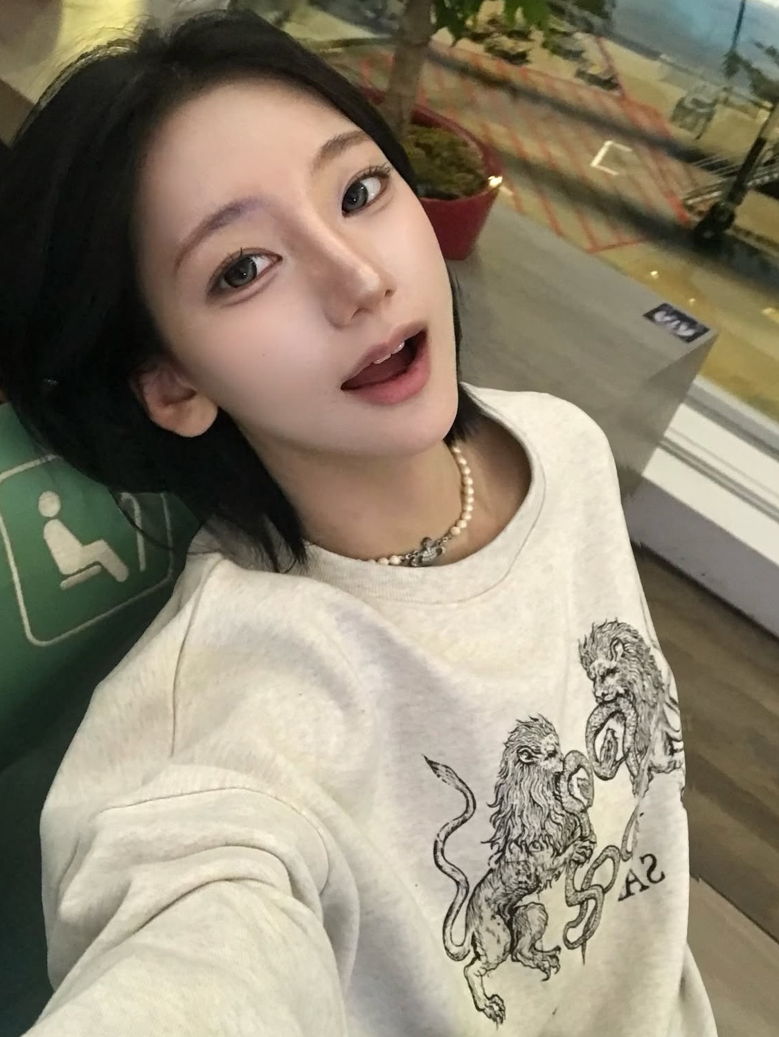PHOS333 Salvation Lion Sweatshirt Oatmeal, PHOS333 Salvation Lion Sweatshirt Melange Grey 착용 스타일 - 2