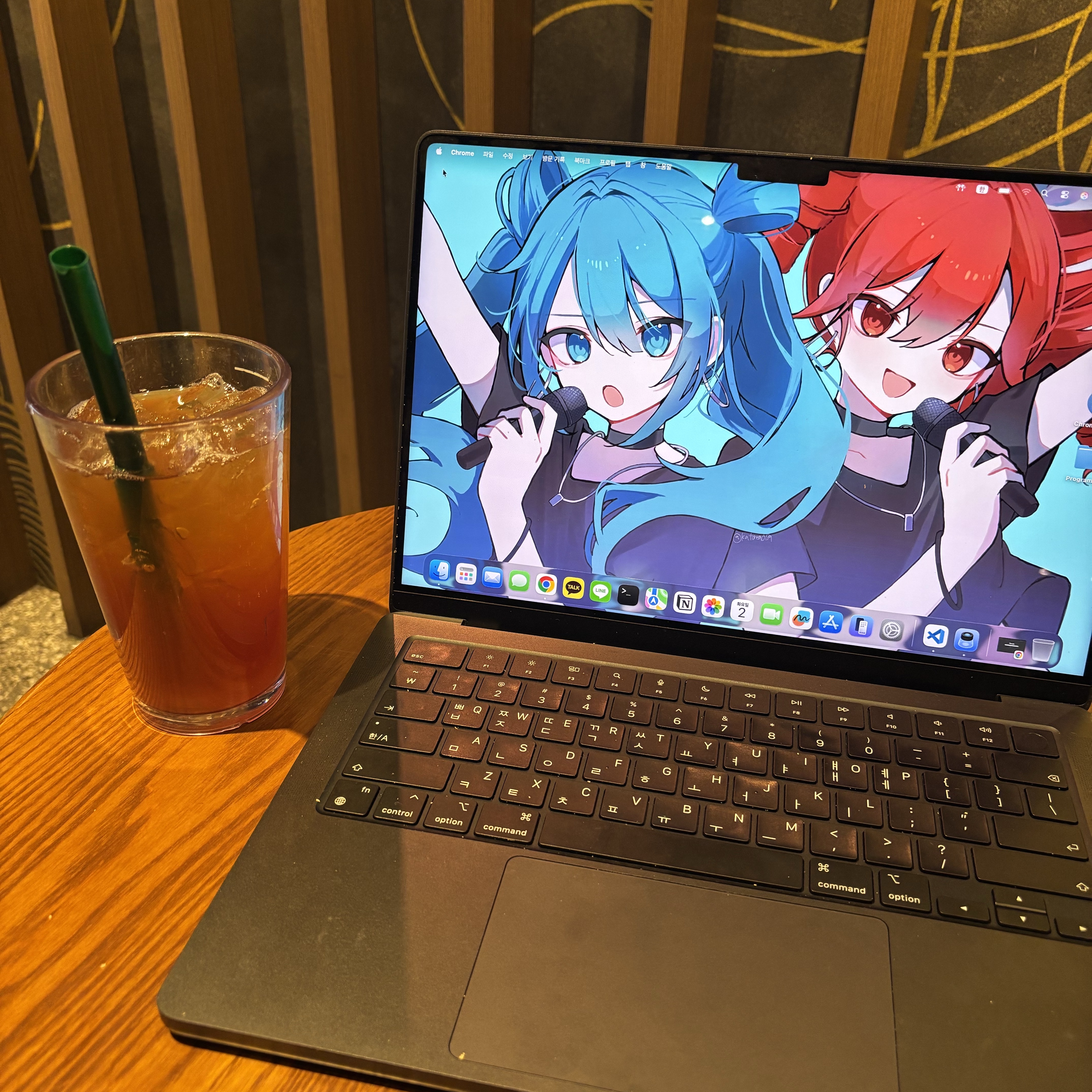 Balenciaga Explorer Backpack Black, Apple 2024 MacBook Pro 14 M4 Pro 512GB SSD / 24GB RAM Space Black (Korean Ver.) 착용 스타일 - 3