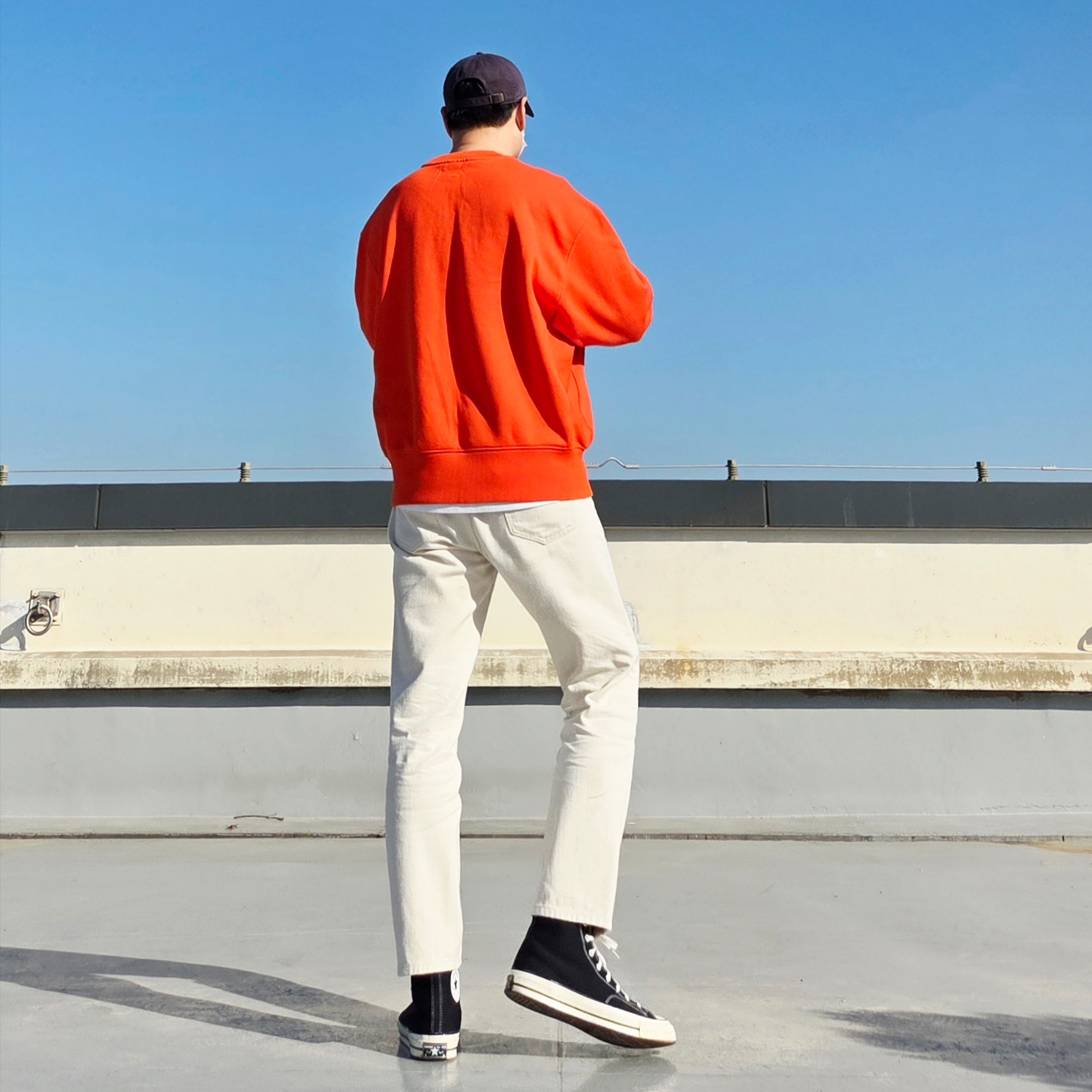 Oakley Remix Dad Hat Blackout, Puma x AMI Crewneck Sweatshirt Orange 착용 스타일 - 3