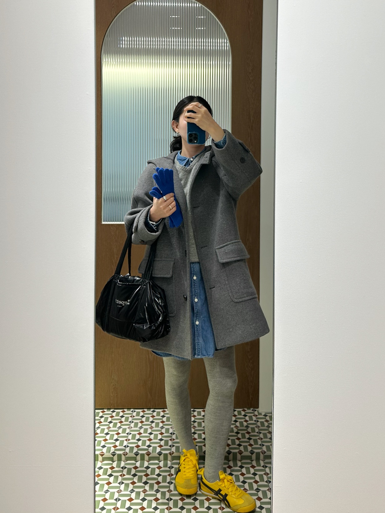 Repetto Medium Glide Duffle Bag Black, Onitsuka Tiger Mexico 66 Yellow Black 착용 스타일 - 3